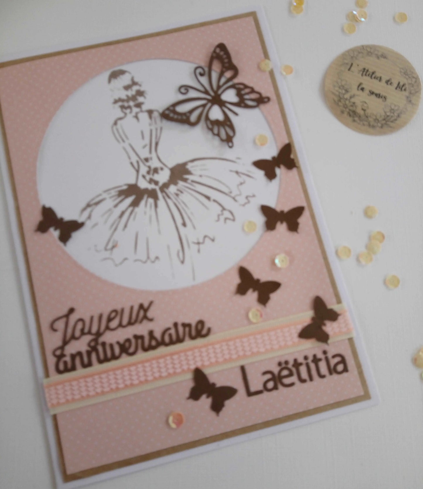 Carte anniversaire personnalisable danseuse grand format de l'Atelier de Lili la souris, jolie carte d'anniversaire, carte de vœux, carte anniversaire fait main, jolie carte anniversaire, joli carte anniversaire avec prénom, cadeau anniversaire personnalisé, carte anniversaire femme, carte anniversaire personnalisé, carte anniversaire personnalisée danseuse, carte anniversaire pour danseuse, idée cadeau anniversaire, idée cadeau danseuse, carte joyeux anniversaire