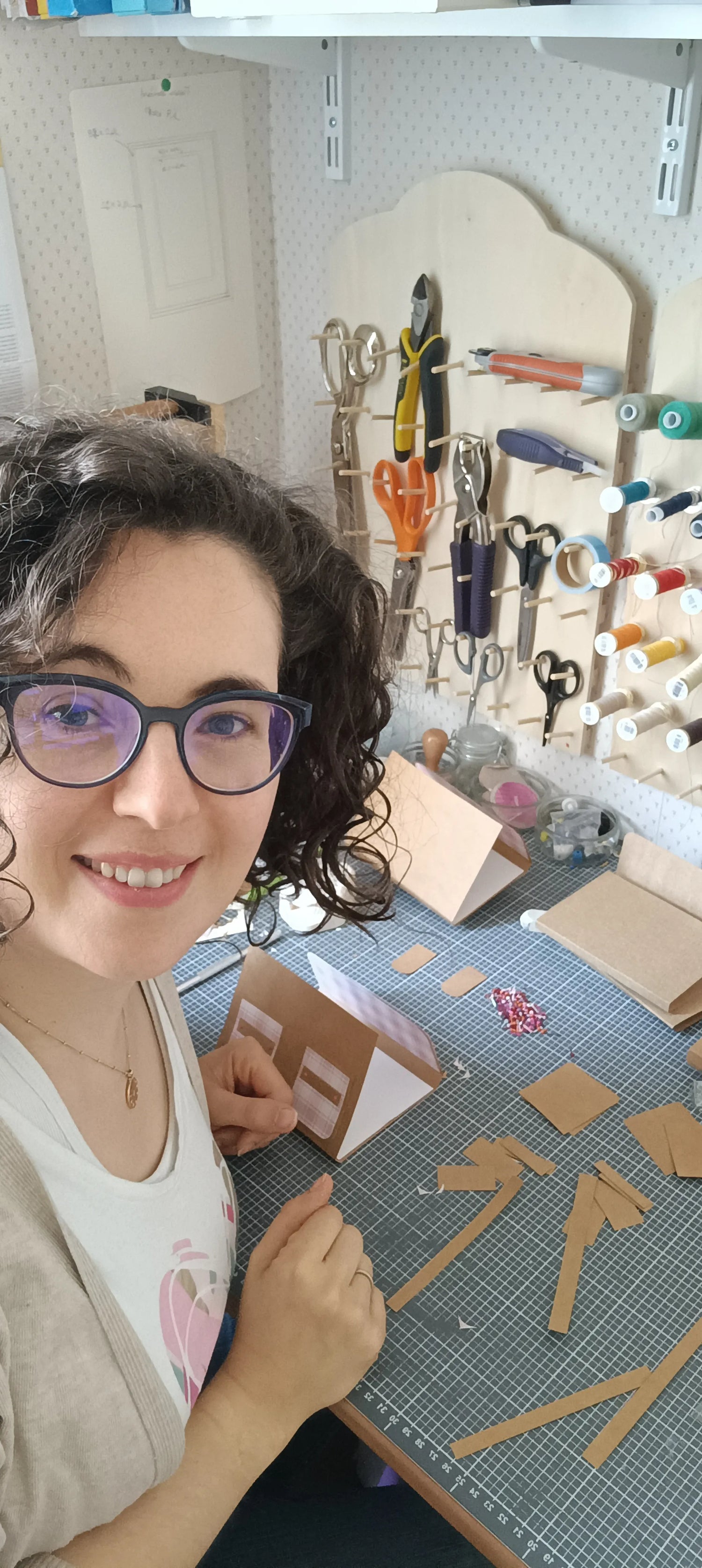 Aurélie alias Lili la souris dans son Atelier Picard - créatrice française - artisane - carterie artisanale