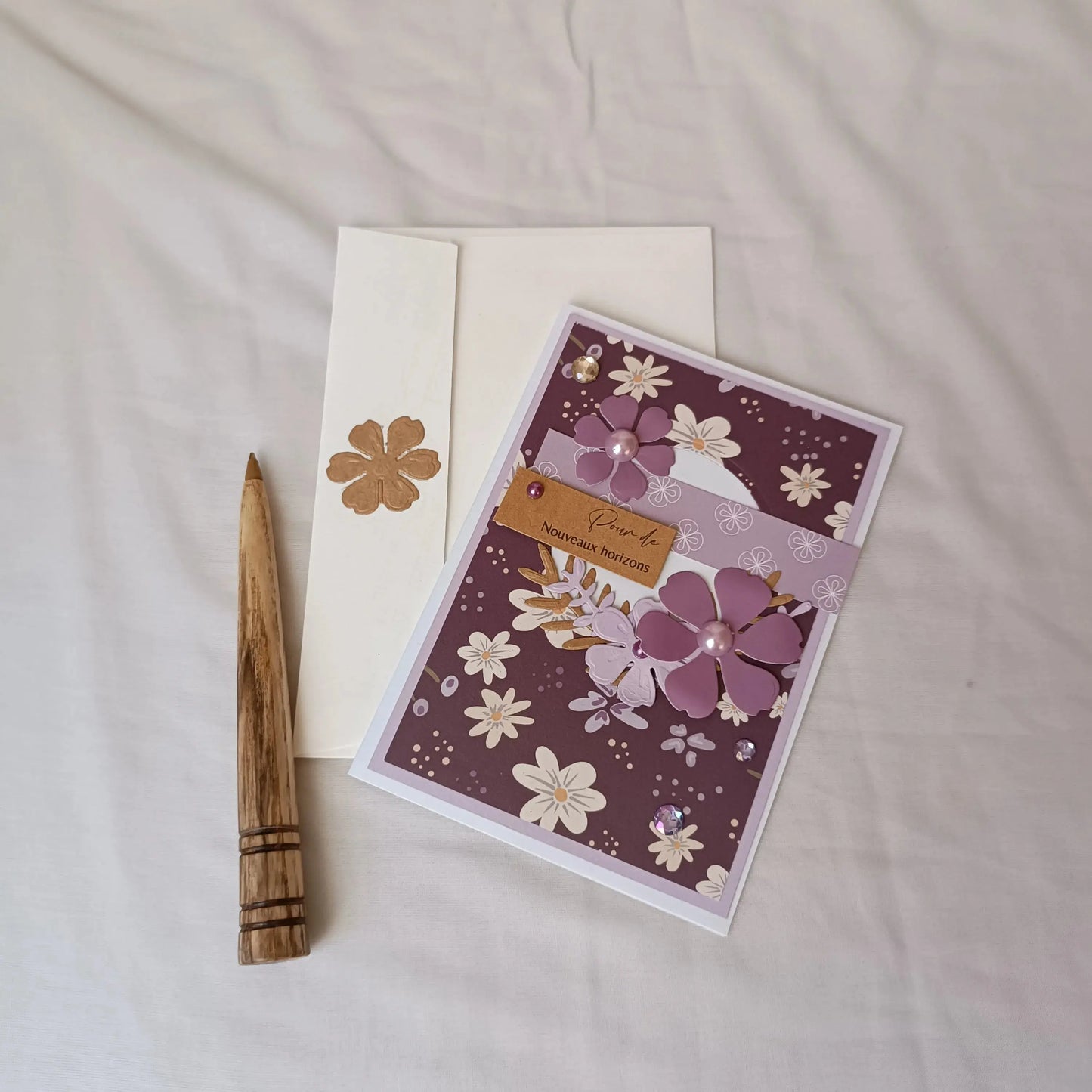 jolie carte départ collègue - carte départ retraite - carte départ collègue de travail - carte départ de l’Atelier de Lili la souris - bonne continuation carte départ - carte scrapbooking départ collègue - carte départ retraite femme - carte départ collègue femme violette - carte Pour de nouveaux horizons