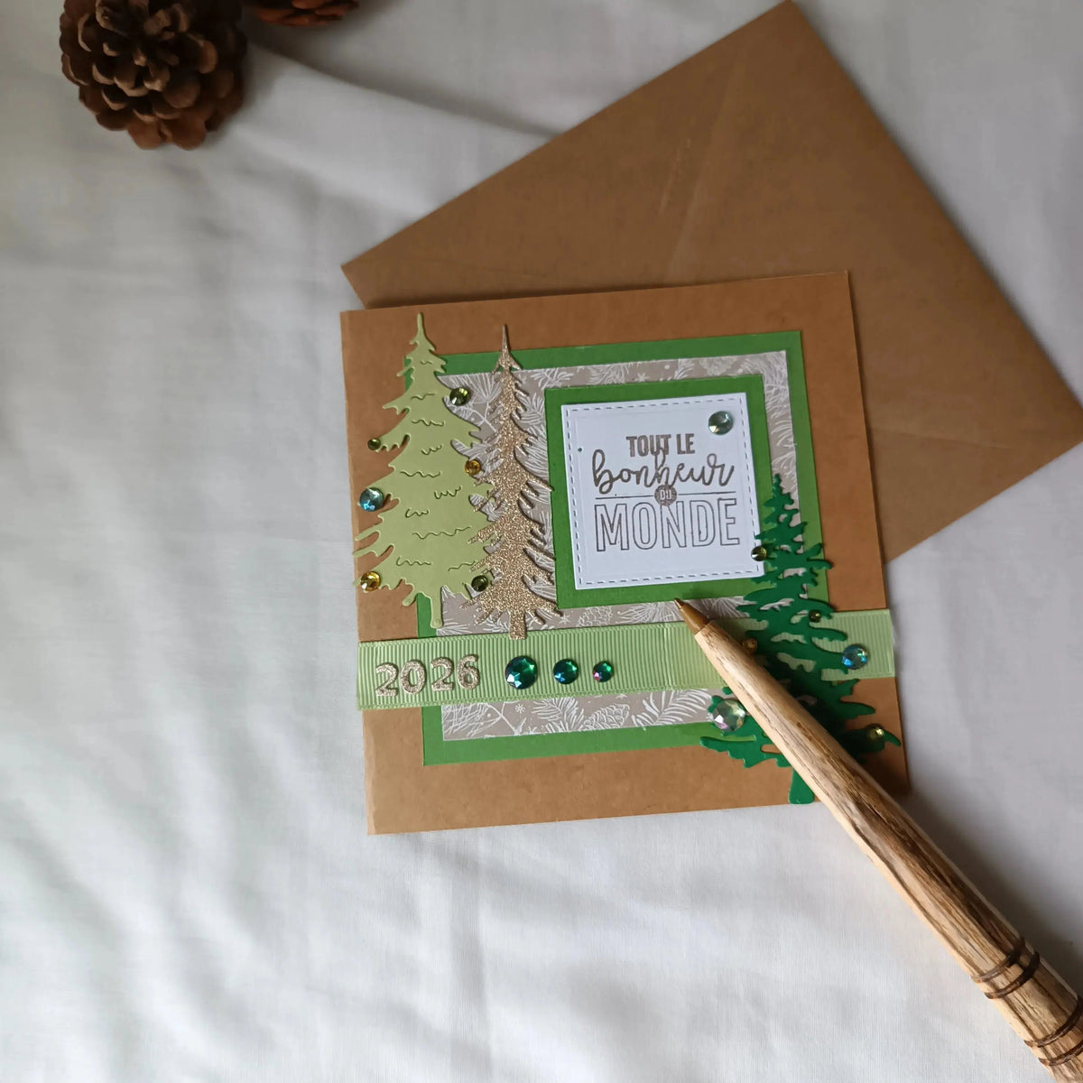Détail des sapins et du ruban vert sur la carte de Nouvel An