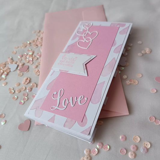 Carte Saint-Valentin pop-up rose présentée avec son enveloppe