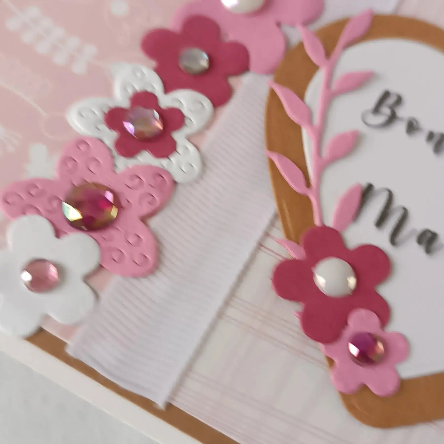 Carte fête des mères – Cœur en Fleurs de Maman – Format A5 paysage - L’Atelier de Lili la souris - carte fête des mères artisanale - carte scrapbooking faite main - carte cœur fleuri - cadeau fête des mères original - création artisanale personnalisée