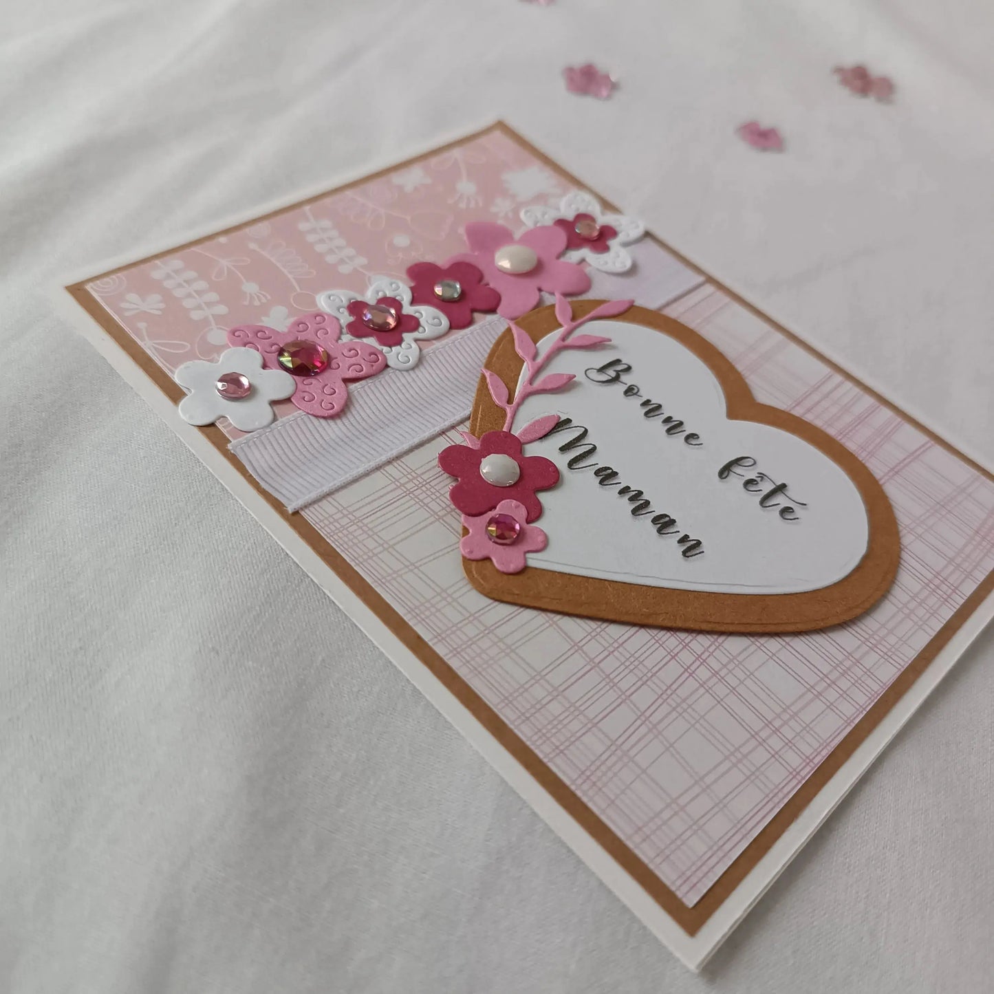 Carte fête des mères – Cœur en Fleurs de Maman – Format A5 paysage - L’Atelier de Lili la souris - carte fête des mères artisanale - carte scrapbooking faite main - carte cœur fleuri - cadeau fête des mères original - création artisanale personnalisée