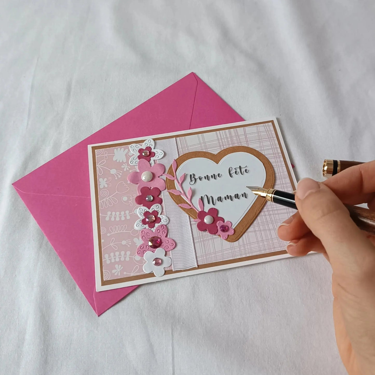 Carte fête des mères – Cœur en Fleurs de Maman – Format A5 paysage - L’Atelier de Lili la souris - carte fête des mères artisanale - carte scrapbooking faite main - carte cœur fleuri - cadeau fête des mères original - création artisanale personnalisée
