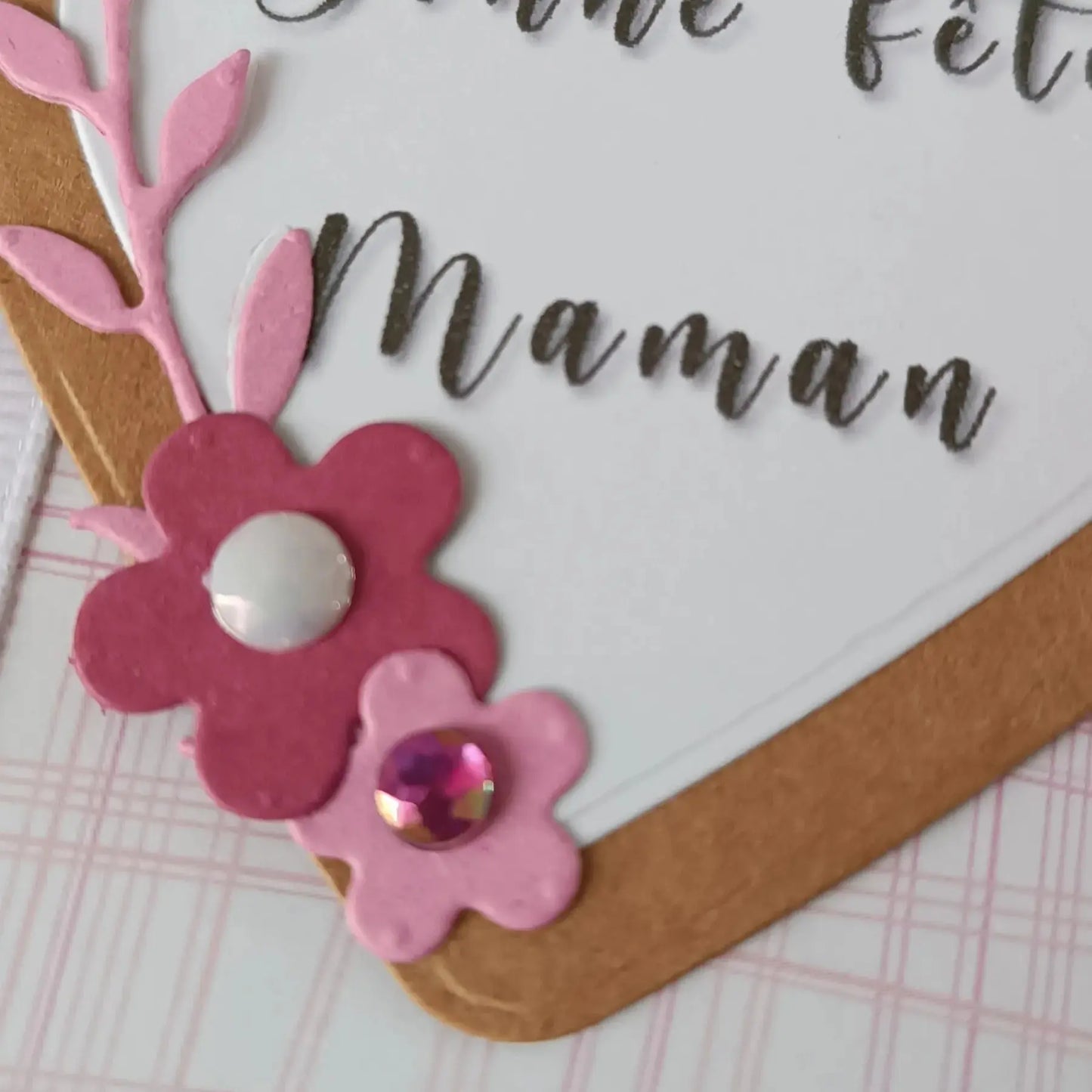 Carte fête des mères – Cœur en Fleurs de Maman – Format A5 paysage - L’Atelier de Lili la souris - carte fête des mères artisanale - carte scrapbooking faite main - carte cœur fleuri - cadeau fête des mères original - création artisanale personnalisée