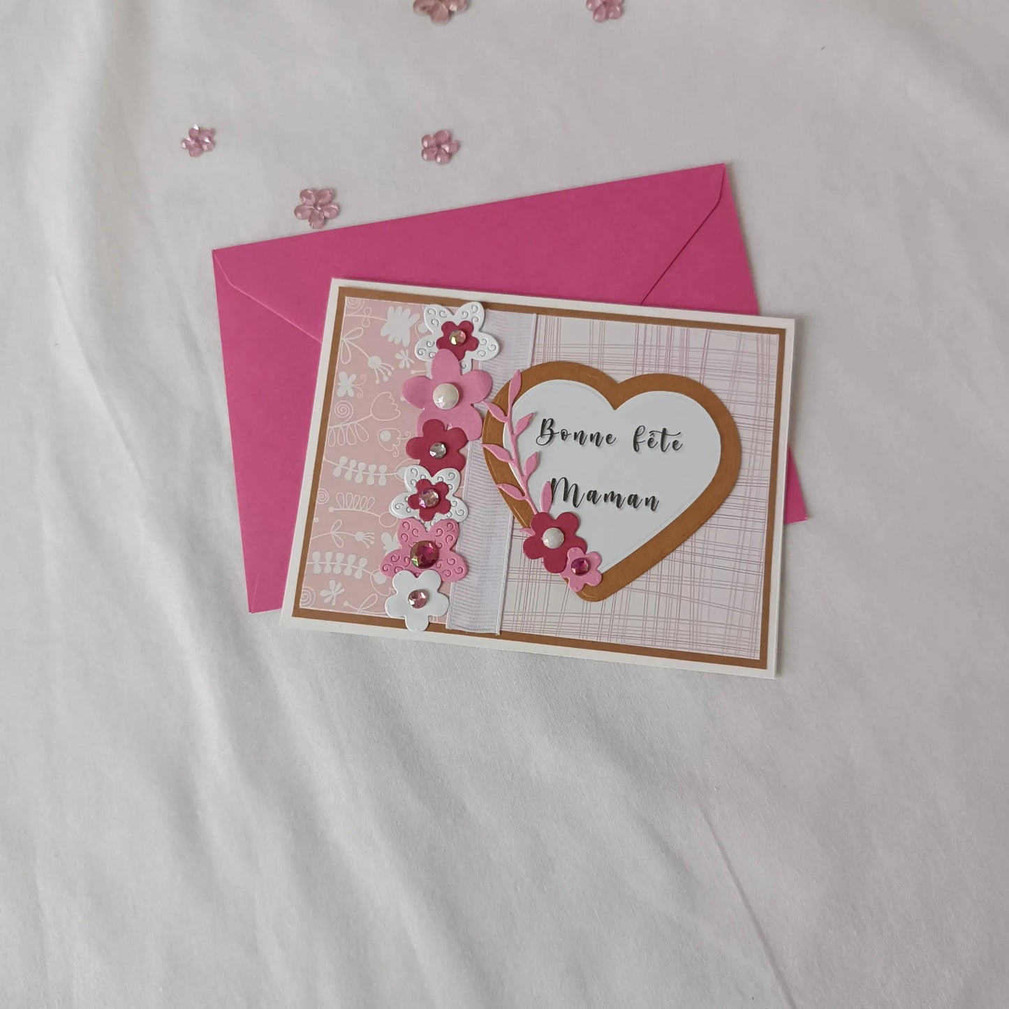 Carte fête des mères – Cœur en Fleurs de Maman – Format A5 paysage - L’Atelier de Lili la souris - carte fête des mères artisanale - carte scrapbooking faite main - carte cœur fleuri - cadeau fête des mères original - création artisanale personnalisée