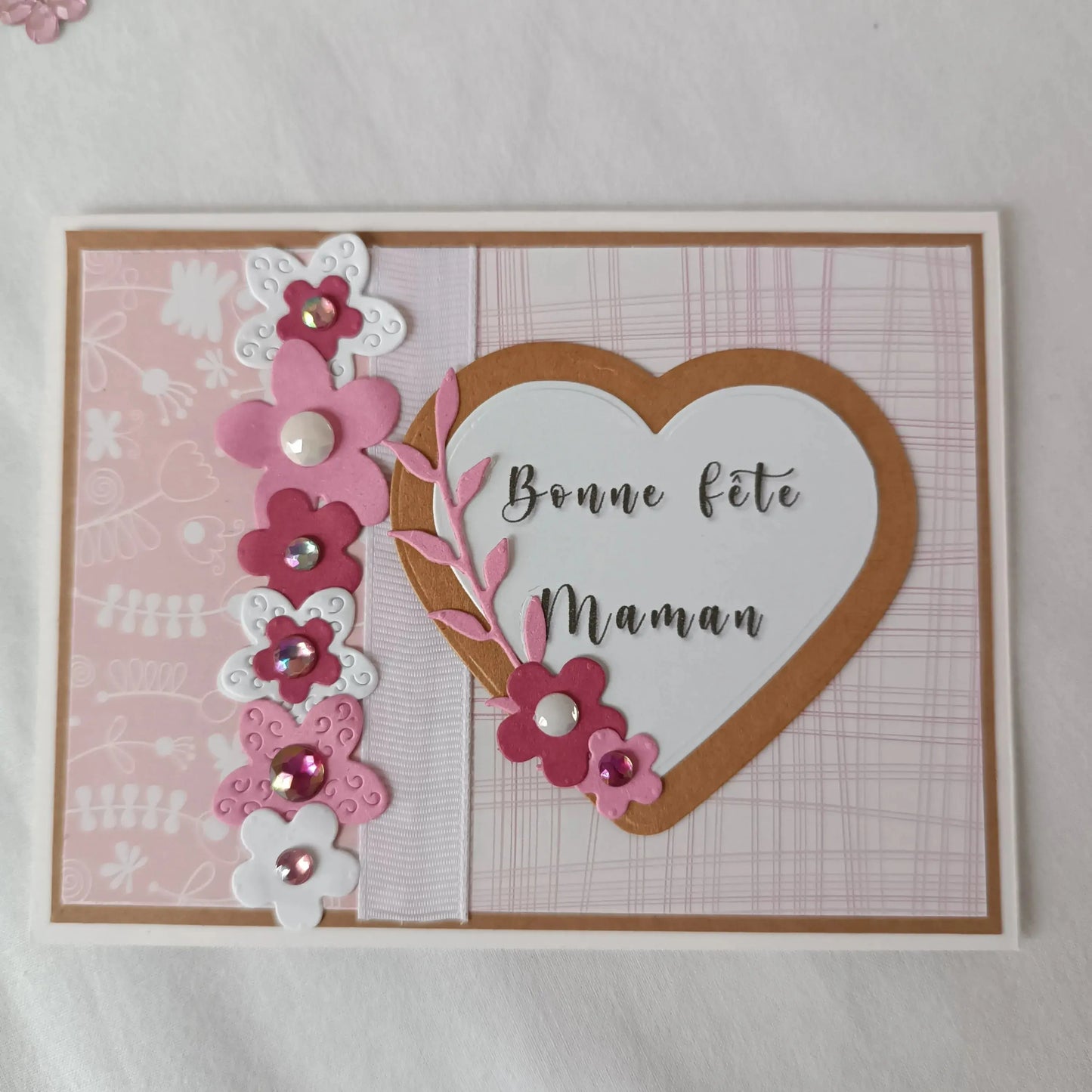 Carte fête des mères – Cœur en Fleurs de Maman – Format A5 paysage - L’Atelier de Lili la souris - carte fête des mères artisanale - carte scrapbooking faite main - carte cœur fleuri - cadeau fête des mères original - création artisanale personnalisée