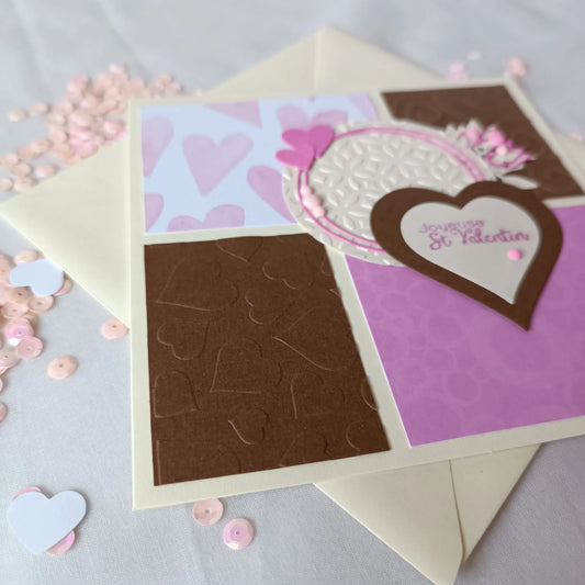 Carte Saint-Valentin framboise réalisée à la main, vue rapprochée