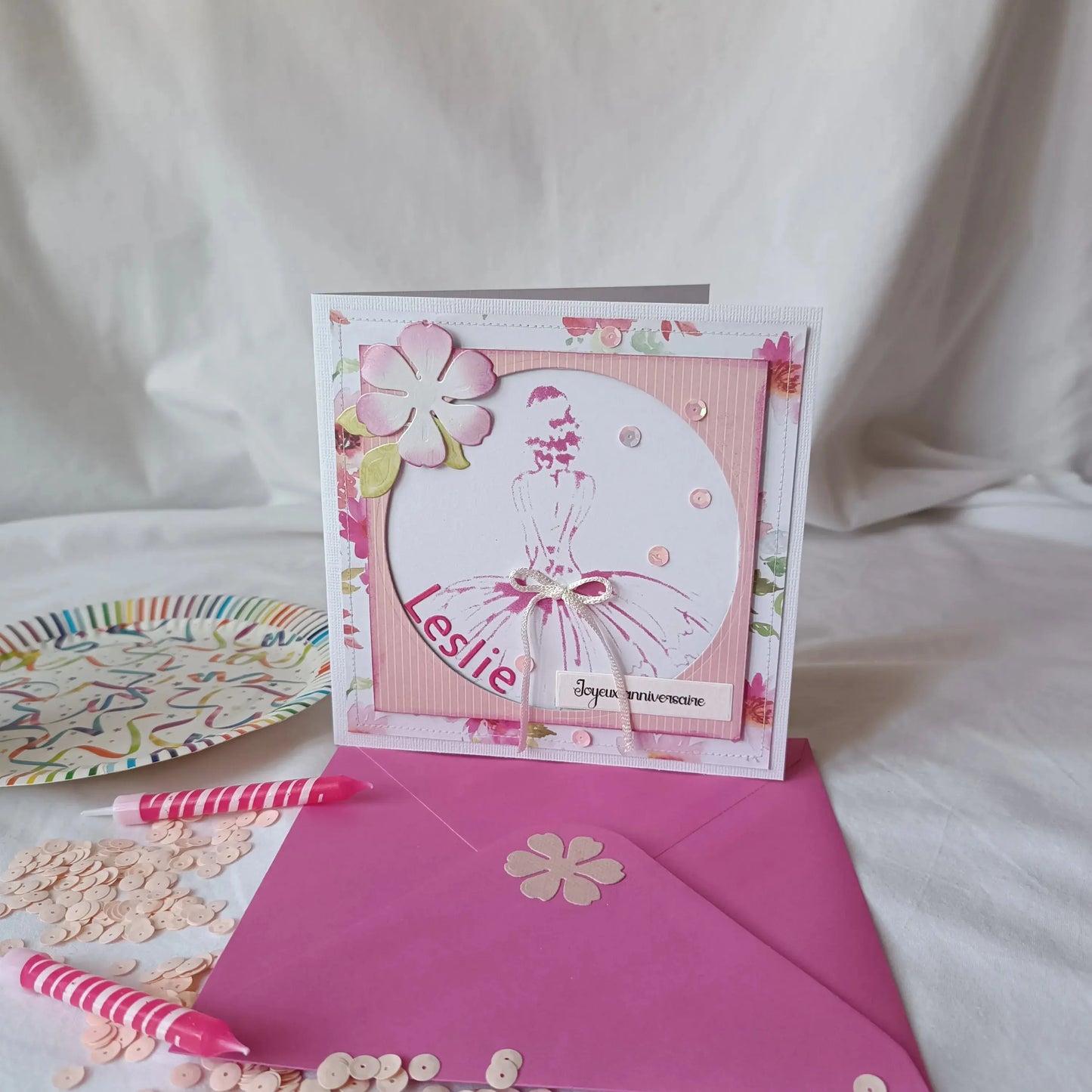 Carte anniversaire danseuse rose, autre angle de la création