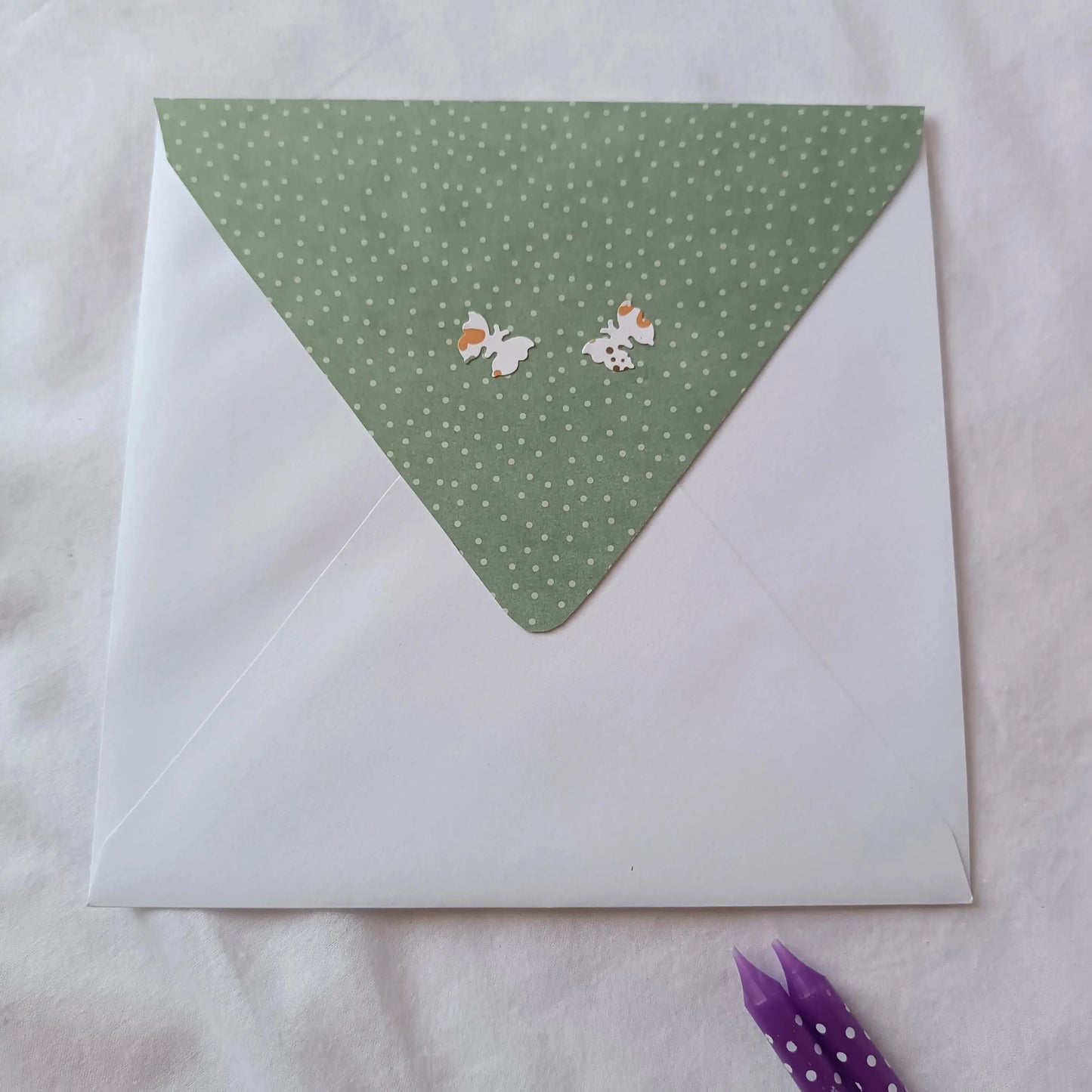 Carte anniversaire femme personnalisable violette et verte de L'Atelier de Lili la souris, carte de vœux, jolie carte anniversaire fait main, jolie carte anniversaire, joli carte anniversaire avec prénom, cadeau anniversaire personnalisé bleu et orangé, carte anniversaire femme, carte anniversaire personnalisée, carte anniversaire personnalisée, carte anniversaire pour maman, idée cadeau anniversaire