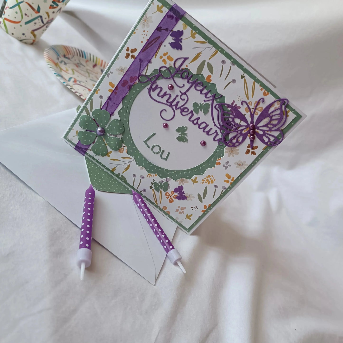 Carte anniversaire femme personnalisable violette et verte de L'Atelier de Lili la souris, carte de vœux, jolie carte anniversaire fait main, jolie carte anniversaire, joli carte anniversaire avec prénom, cadeau anniversaire personnalisé bleu et orangé, carte anniversaire femme, carte anniversaire personnalisée, carte anniversaire personnalisée, carte anniversaire pour maman, idée cadeau anniversaire