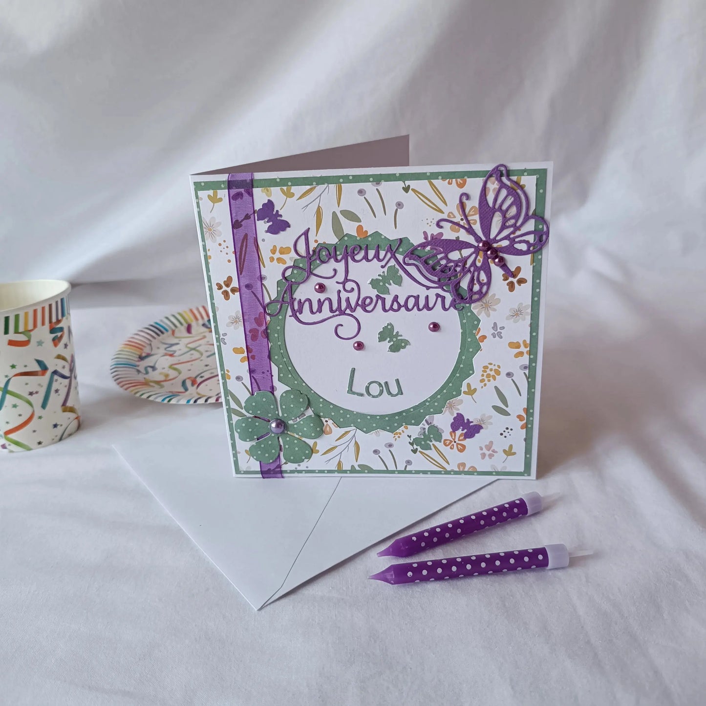 Carte anniversaire femme personnalisable violette et verte de L'Atelier de Lili la souris, carte de vœux, jolie carte anniversaire fait main, jolie carte anniversaire, joli carte anniversaire avec prénom, cadeau anniversaire personnalisé bleu et orangé, carte anniversaire femme, carte anniversaire personnalisée, carte anniversaire personnalisée, carte anniversaire pour maman, idée cadeau anniversaire