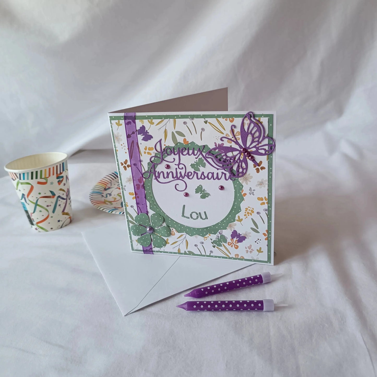 Carte anniversaire femme personnalisable violette et verte de L'Atelier de Lili la souris, carte de vœux, jolie carte anniversaire fait main, jolie carte anniversaire, joli carte anniversaire avec prénom, cadeau anniversaire personnalisé bleu et orangé, carte anniversaire femme, carte anniversaire personnalisée, carte anniversaire personnalisée, carte anniversaire pour maman, idée cadeau anniversaire