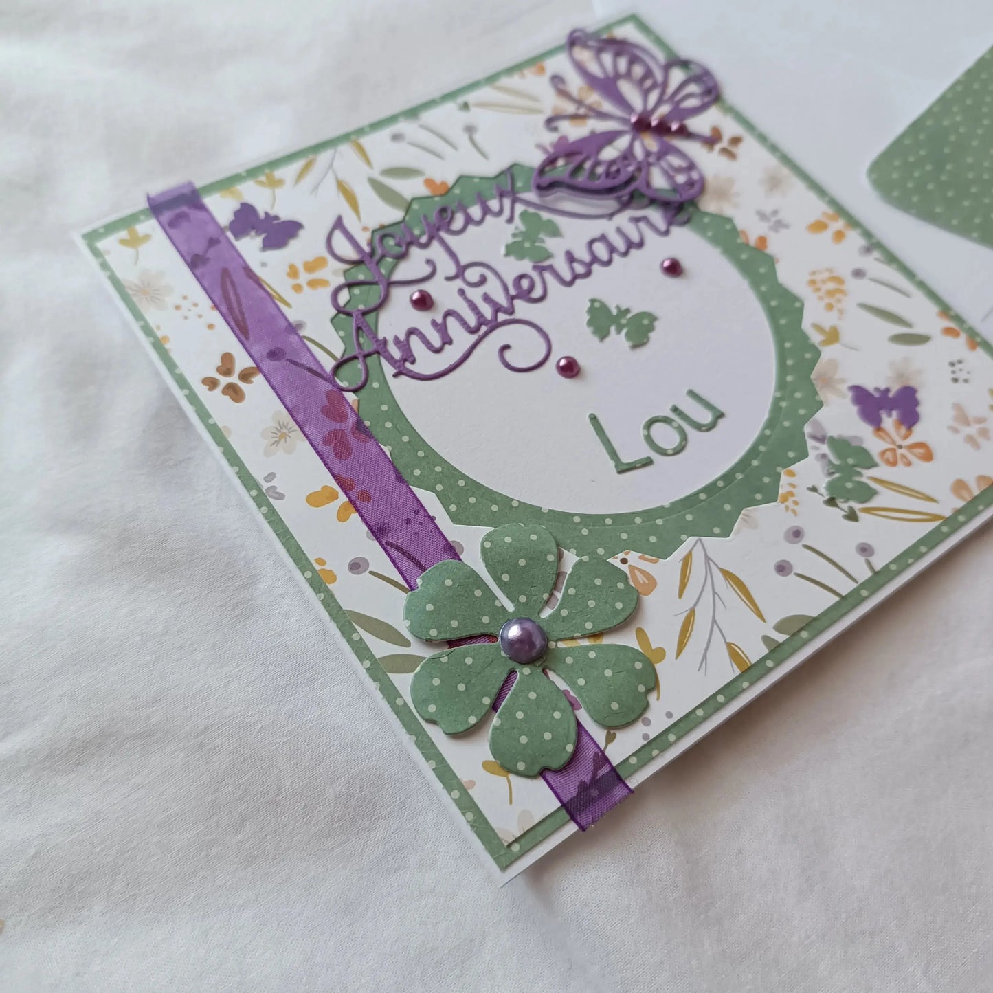Carte anniversaire femme personnalisable violette et verte de L'Atelier de Lili la souris, carte de vœux, jolie carte anniversaire fait main, jolie carte anniversaire, joli carte anniversaire avec prénom, cadeau anniversaire personnalisé bleu et orangé, carte anniversaire femme, carte anniversaire personnalisée, carte anniversaire personnalisée, carte anniversaire pour maman, idée cadeau anniversaire