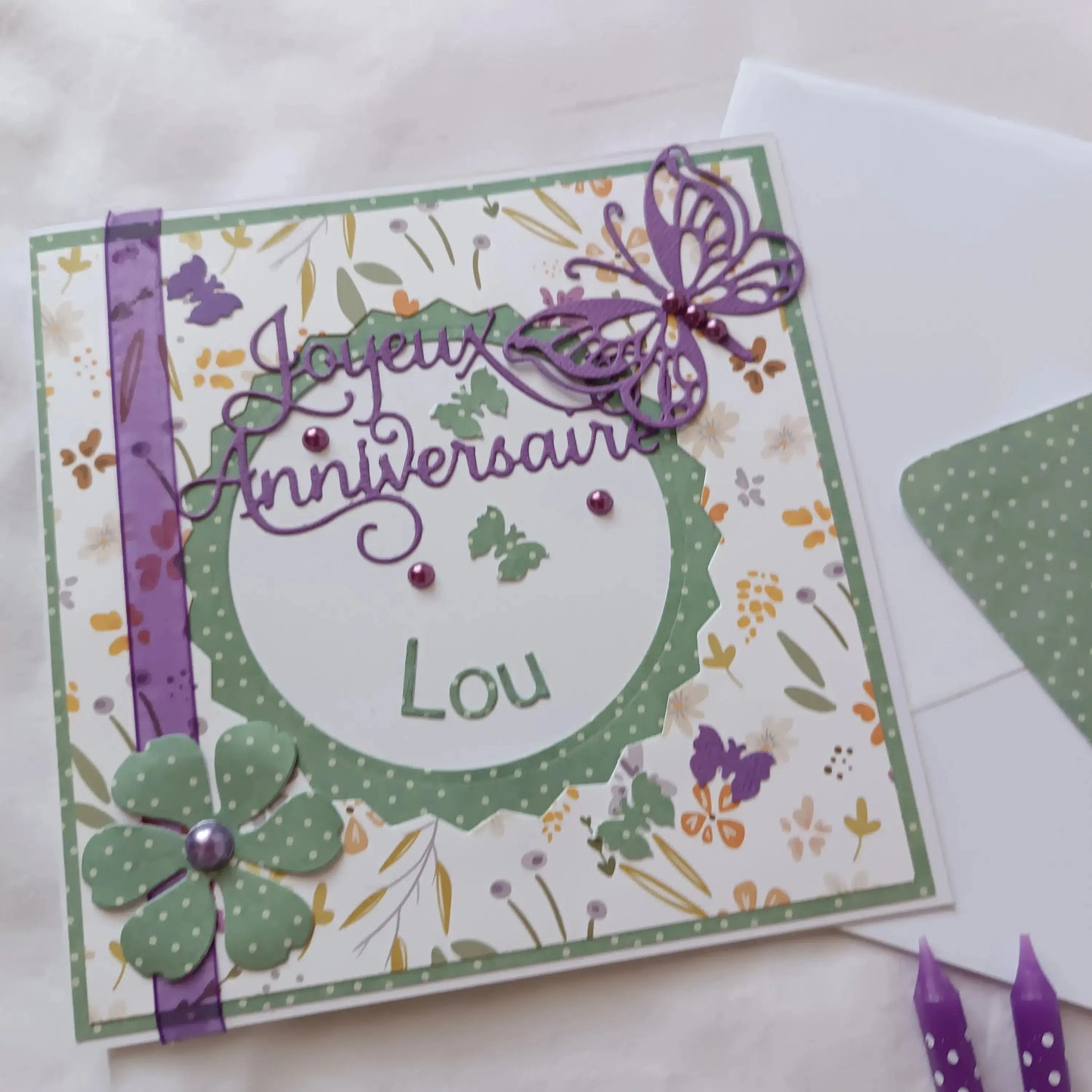 Carte anniversaire femme personnalisable violette et verte de L'Atelier de Lili la souris, carte de vœux, jolie carte anniversaire fait main, jolie carte anniversaire, joli carte anniversaire avec prénom, cadeau anniversaire personnalisé bleu et orangé, carte anniversaire femme, carte anniversaire personnalisée, carte anniversaire personnalisée, carte anniversaire pour maman, idée cadeau anniversaire
