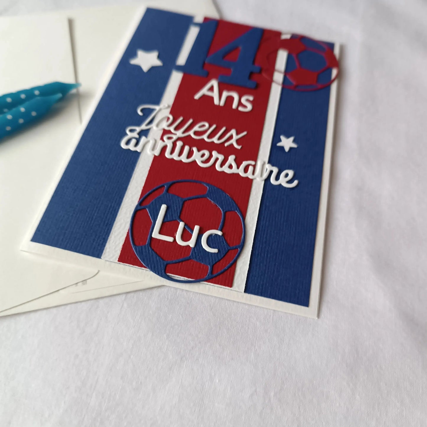 Carte anniversaire football personnalisable bleu marine et rouge L'Atelier de Lili la souris, carte anniversaire football, personnalisation football prénom, carte joyeux anniversaire garçon, carte anniversaire fait main, jolie carte anniversaire, joli carte anniversaire avec prénom, cadeau anniversaire personnalisé, carte anniversaire garçon, cadeau foot, carte anniversaire personnalisée, carte anniversaire pour homme, idée cadeau anniversaire