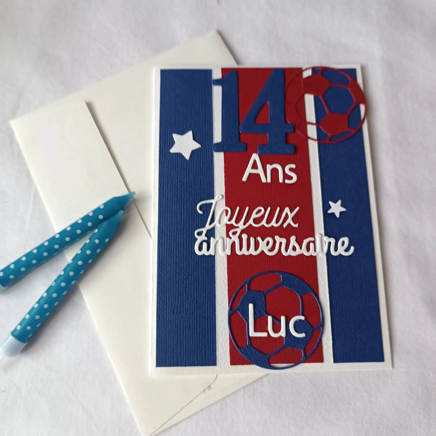 Carte anniversaire football personnalisable bleu marine et rouge L'Atelier de Lili la souris, carte anniversaire football, personnalisation football prénom, carte joyeux anniversaire garçon, carte anniversaire fait main, jolie carte anniversaire, joli carte anniversaire avec prénom, cadeau anniversaire personnalisé, carte anniversaire garçon, cadeau foot, carte anniversaire personnalisée, carte anniversaire pour homme, idée cadeau anniversaire