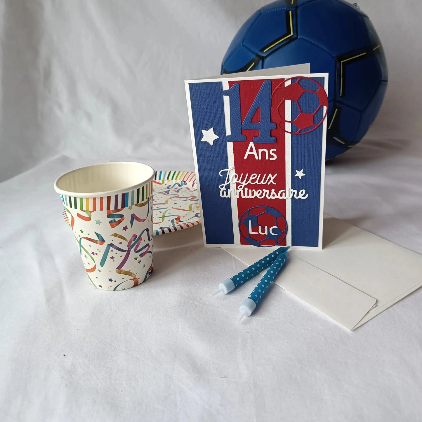 Carte anniversaire football personnalisable bleu marine et rouge L'Atelier de Lili la souris, carte anniversaire football, personnalisation football prénom, carte joyeux anniversaire garçon, carte anniversaire fait main, jolie carte anniversaire, joli carte anniversaire avec prénom, cadeau anniversaire personnalisé, carte anniversaire garçon, cadeau foot, carte anniversaire personnalisée, carte anniversaire pour homme, idée cadeau anniversaire
