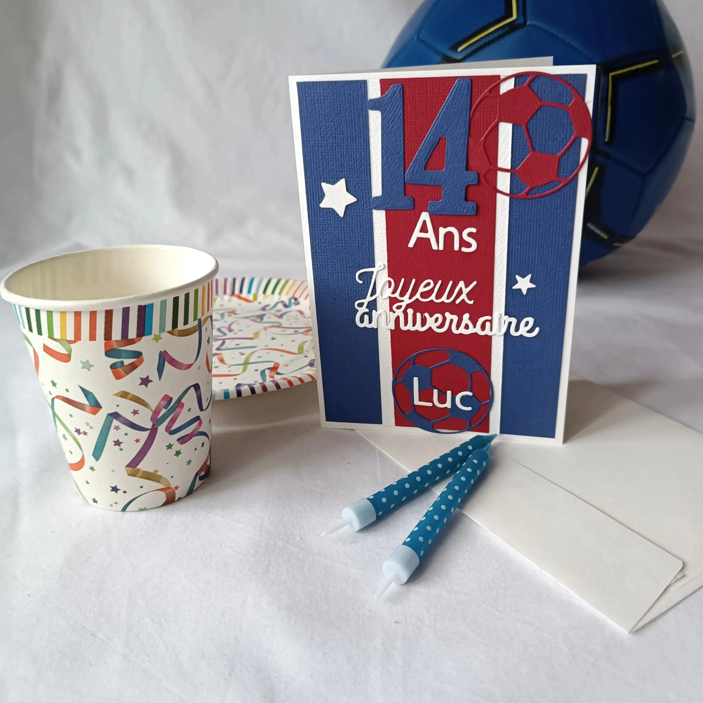 Carte anniversaire football personnalisable bleu marine et rouge L'Atelier de Lili la souris, carte anniversaire football, personnalisation football prénom, carte joyeux anniversaire garçon, carte anniversaire fait main, jolie carte anniversaire, joli carte anniversaire avec prénom, cadeau anniversaire personnalisé, carte anniversaire garçon, cadeau foot, carte anniversaire personnalisée, carte anniversaire pour homme, idée cadeau anniversaire