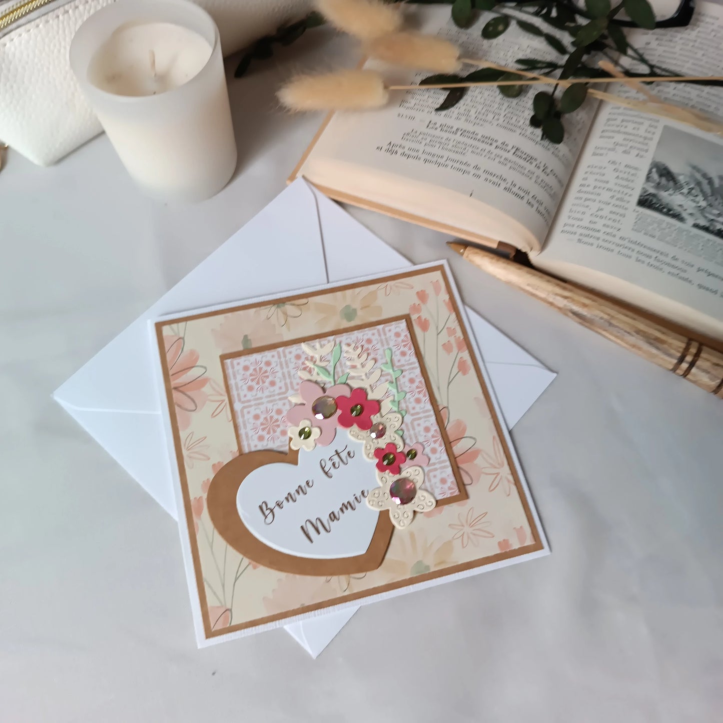 carte fête des Grands-Mères artisanale, carte fête des Grands-Mères fait main, carte fête des Grands-Mères originale, carte fête des Grands-Mères fleurie, carte pour Mamie, carte Bonne fête Mamie, carte fête des Grands-Mères avec cœur, carte fête des Grands-Mères scrapbooking, carte artisanale pour grand-mère, carte fête des Grands-Mères élégante, carte fête des Grands-Mères traditionnelle, idée carte fête des Grands-Mères originale, carte fête des Grands-Mères artisanale avec fleurs, carte fête des Grands-