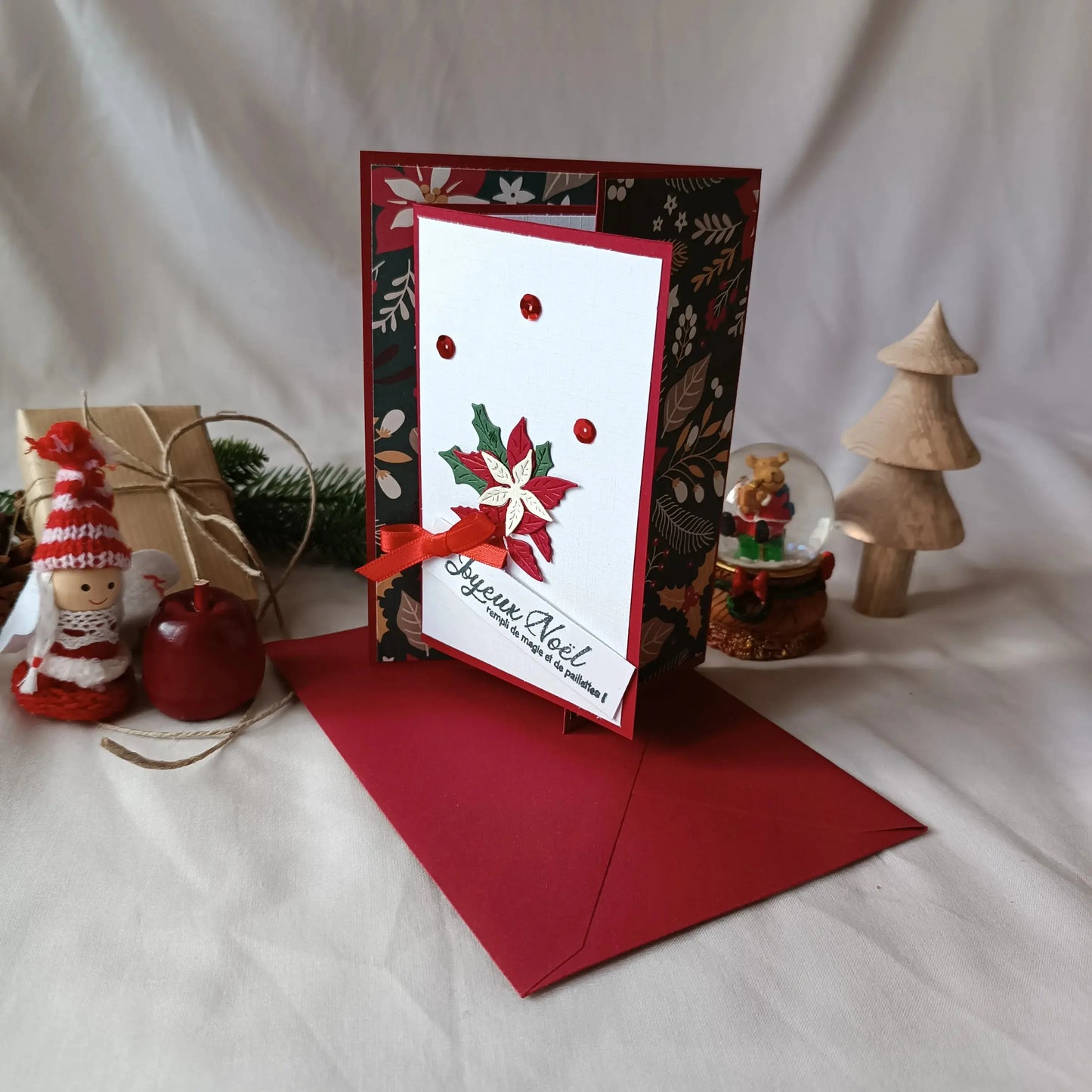 Carte noël rouge pour carte cadeau ou billet de L’Atelier de Lili la souris - Carte joyeux noël - carte de Noël - carte de vœux - idée cadeau noel - carte de vœux 2025 - noël 2025 - idée cadeau noël 2025 - idée cadeau femme noel 2025 - idée cadeau homme noel 2025 - cadeau noel 2025 - jolie carte de noel🕯️ Carte de Noël – Pochette de Noël pour carte-cadeau – rouge