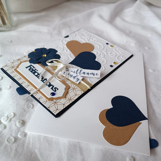 Carte de mariage bleu marine et or réalisée à la main, vue rapprochée