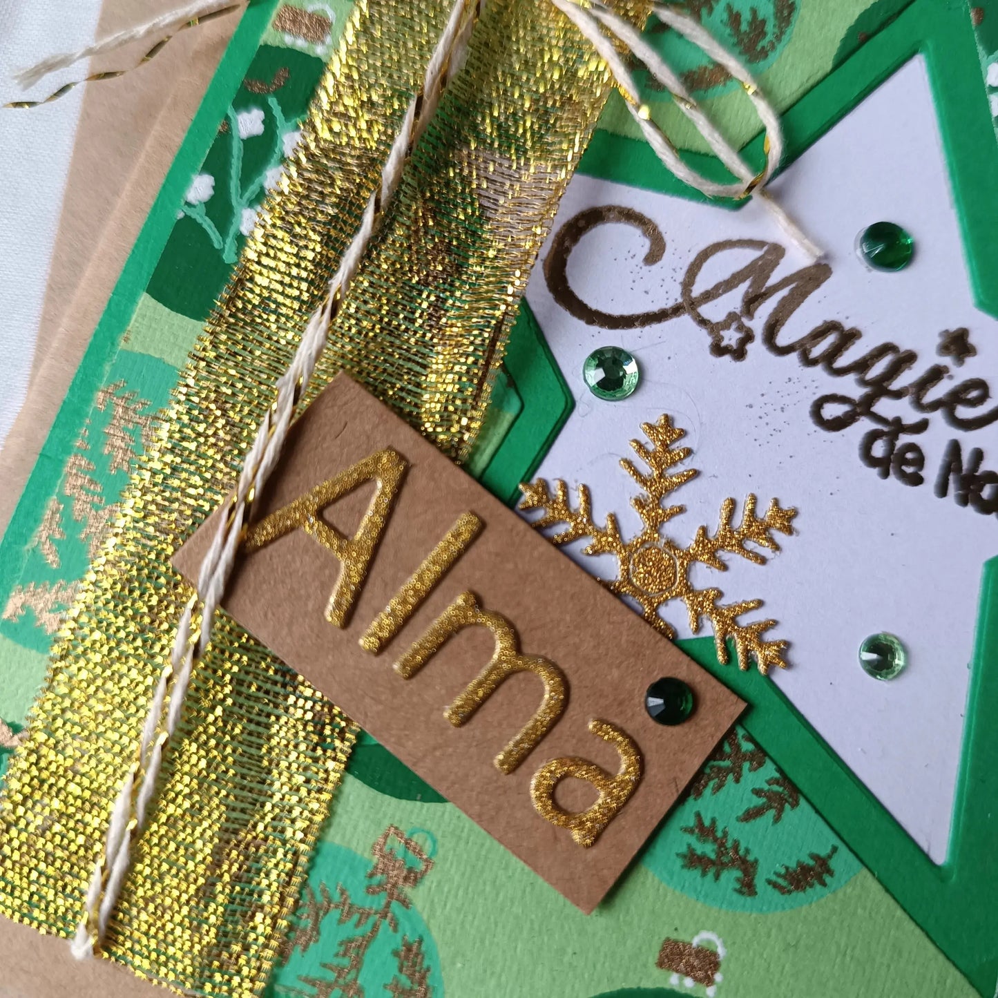 carte de Noël artisanale personnalisée - carte de Noël - carte de vœux Noël - carte de Noël originale - carte de Noël élégante - carte de Noël avec prénom - carte Noël personnalisée - carte de Noël à offrir - carte de Noël message personnalisé - carte de Noël fait main - carte de Noël scrapbooking - carte de Noël artisanale France - carte de Noël kraft - carte de Noël dorée - carte de Noël verte et or - carte pour vœux de Noël - carte à envoyer pour les fêtes - carte de Noël à écrire - carte de Noël avec