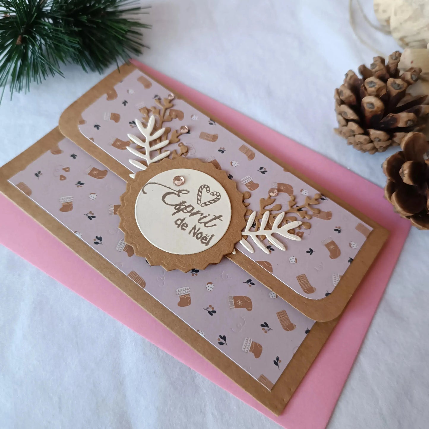 pochette carte-cadeau de noel - carte de voeux 2025 - idée cadeau noel - noel 2025 - cadeau noel 2025 - carte de noel -pochette carte-cadeau de noel rose et kraft de L’Atelier de Lili la souris