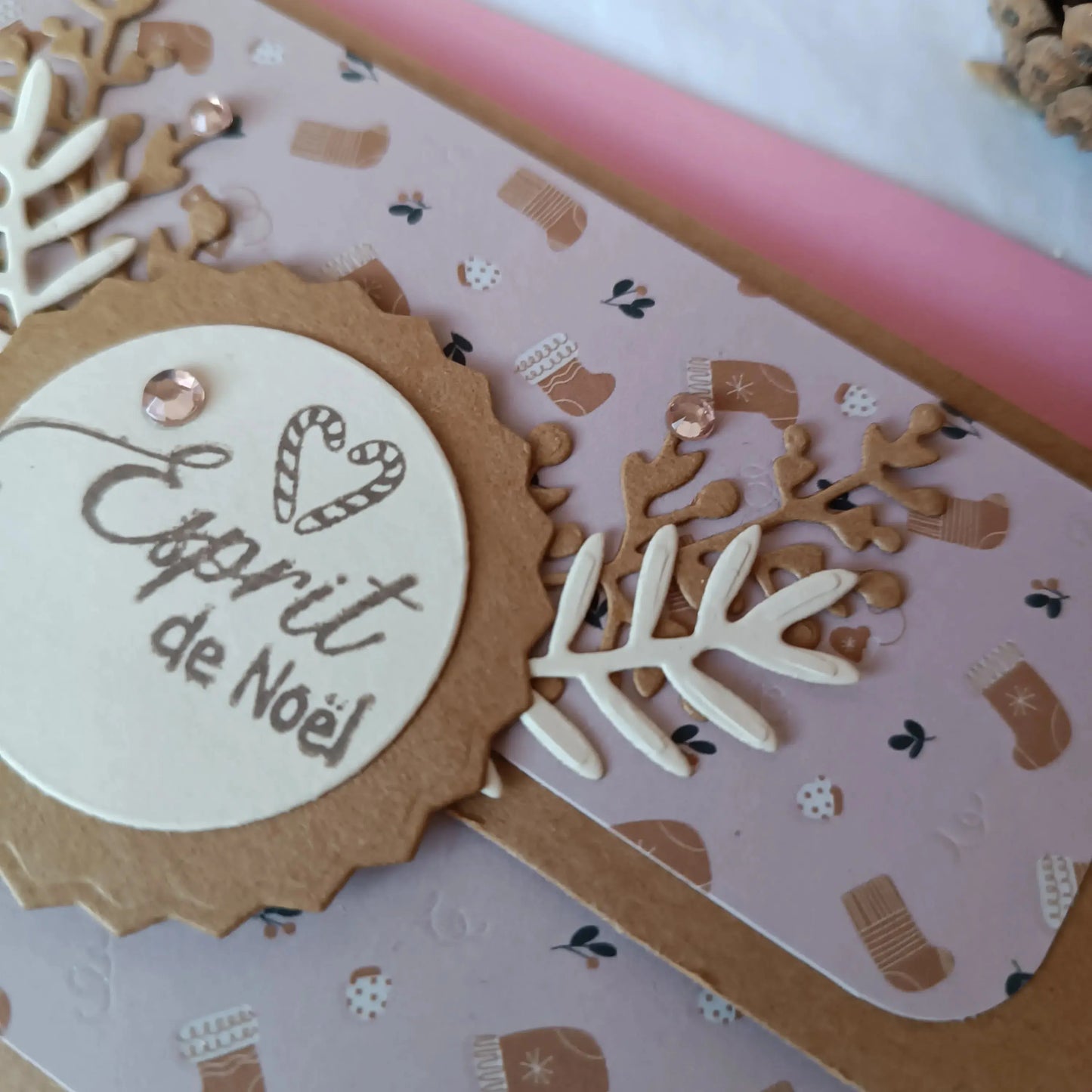 pochette carte-cadeau de noel - carte de voeux 2025 - idée cadeau noel - noel 2025 - cadeau noel 2025 - carte de noel -pochette carte-cadeau de noel rose et kraft de L’Atelier de Lili la souris