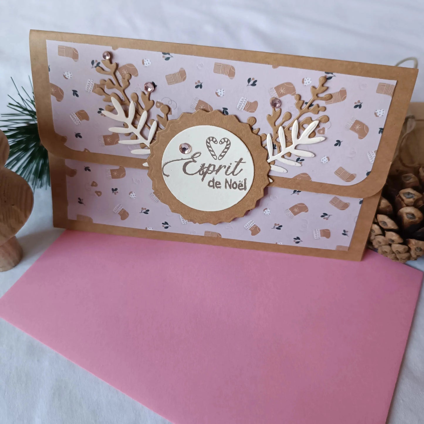 pochette carte-cadeau de noel - carte de voeux 2025 - idée cadeau noel - noel 2025 - cadeau noel 2025 - carte de noel -pochette carte-cadeau de noel rose et kraft de L’Atelier de Lili la souris