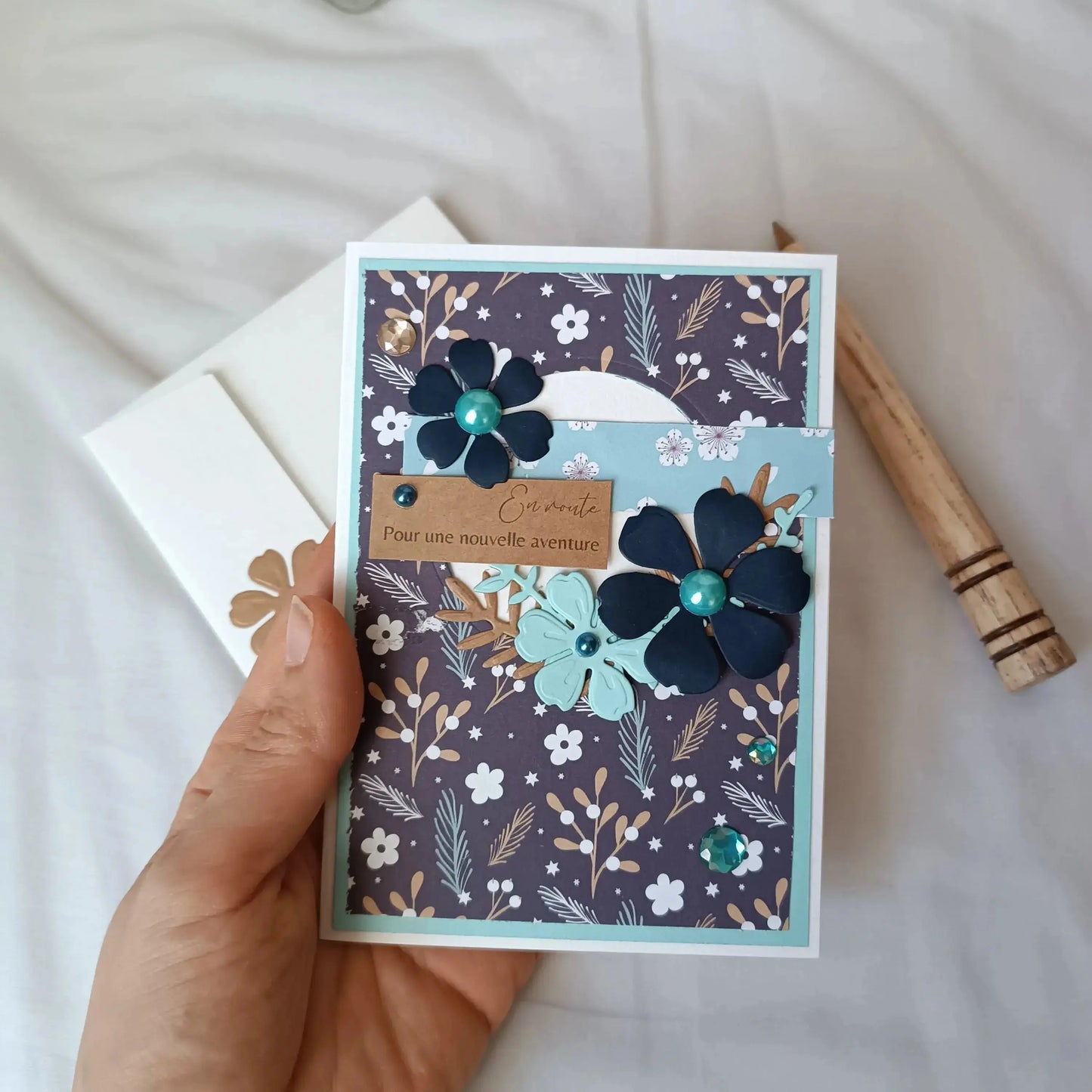 jolie carte départ collègue - carte départ retraite - carte départ collègue de travail - carte départ de l’Atelier de Lili la souris - bonne continuation carte départ - carte scrapbooking départ collègue - carte départ retraite femme - carte départ collègue femme bleue nuit - carte en route pour une nouvelle aventure