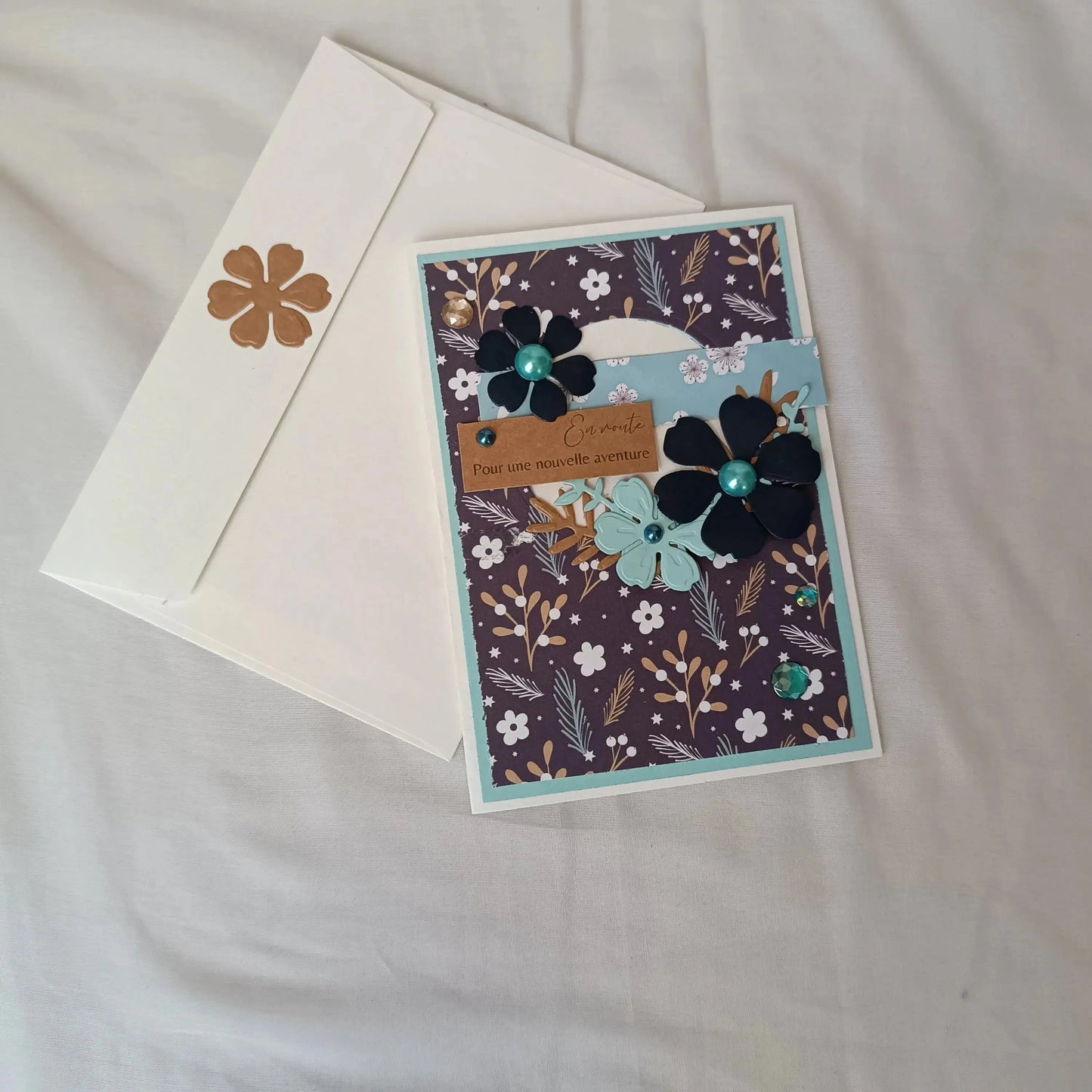 jolie carte départ collègue - carte départ retraite - carte départ collègue de travail - carte départ de l’Atelier de Lili la souris - bonne continuation carte départ - carte scrapbooking départ collègue - carte départ retraite femme - carte départ collègue femme bleue nuit - carte en route pour une nouvelle aventure