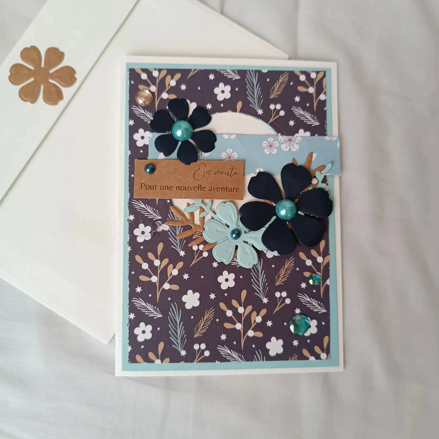 jolie carte départ collègue - carte départ retraite - carte départ collègue de travail - carte départ de l’Atelier de Lili la souris - bonne continuation carte départ - carte scrapbooking départ collègue - carte départ retraite femme - carte départ collègue femme bleue nuit - carte en route pour une nouvelle aventure