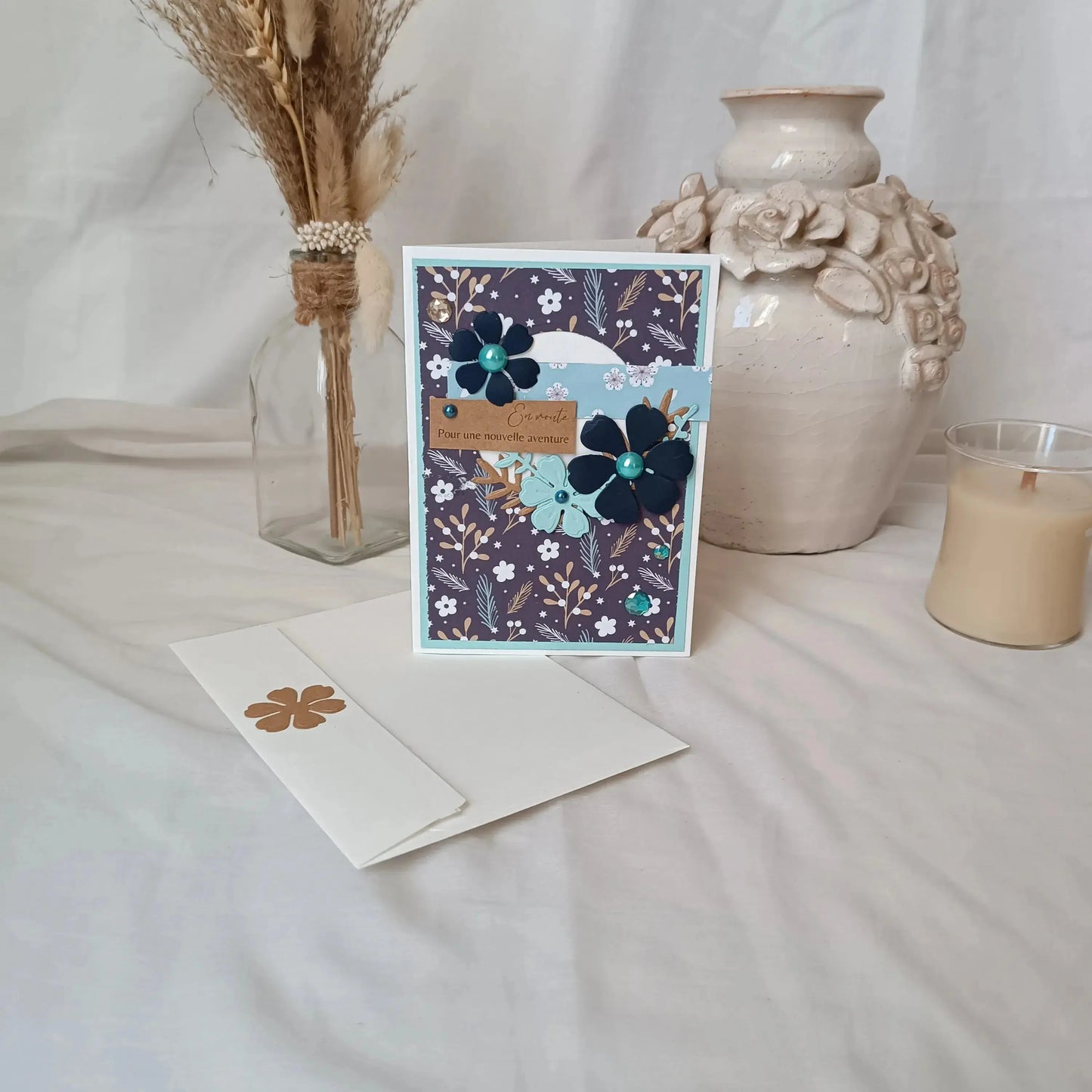 jolie carte départ collègue - carte départ retraite - carte départ collègue de travail - carte départ de l’Atelier de Lili la souris - bonne continuation carte départ - carte scrapbooking départ collègue - carte départ retraite femme - carte départ collègue femme bleue nuit - carte en route pour une nouvelle aventure