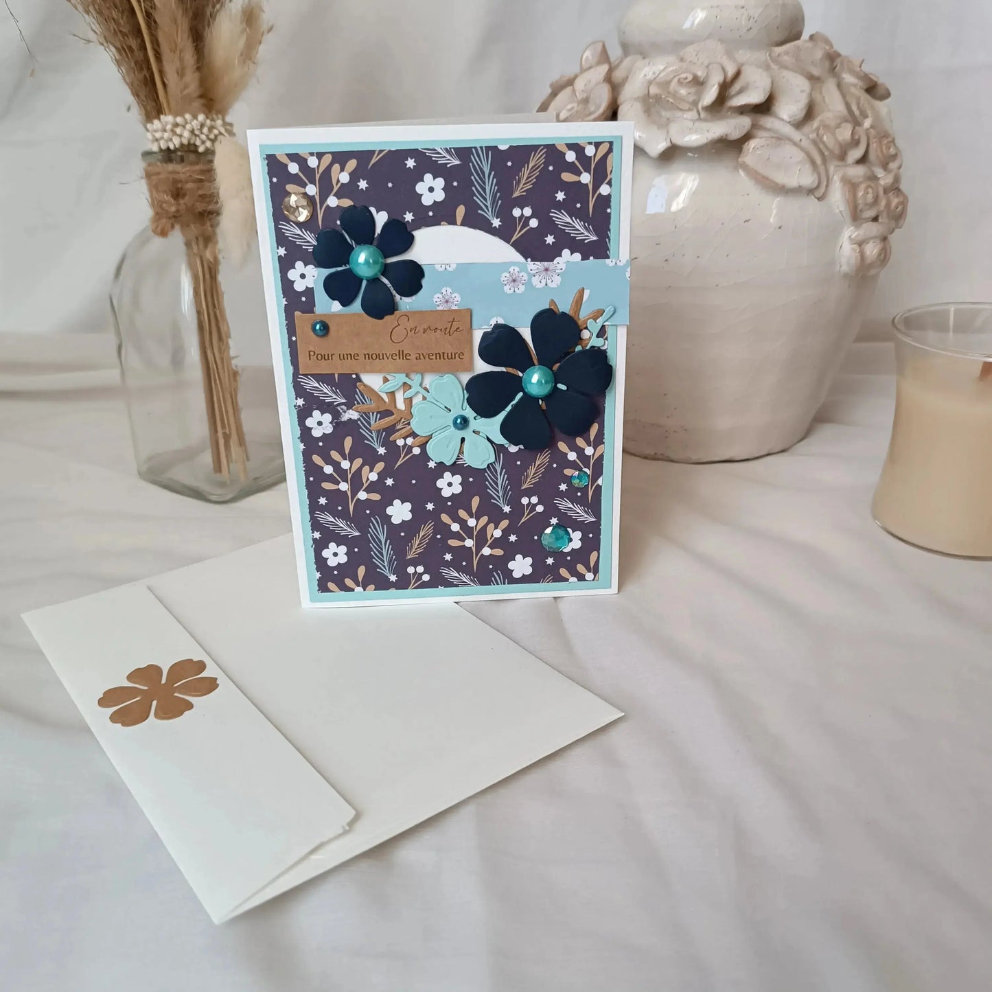 jolie carte départ collègue - carte départ retraite - carte départ collègue de travail - carte départ de l’Atelier de Lili la souris - bonne continuation carte départ - carte scrapbooking départ collègue - carte départ retraite femme - carte départ collègue femme bleue nuit - carte en route pour une nouvelle aventure