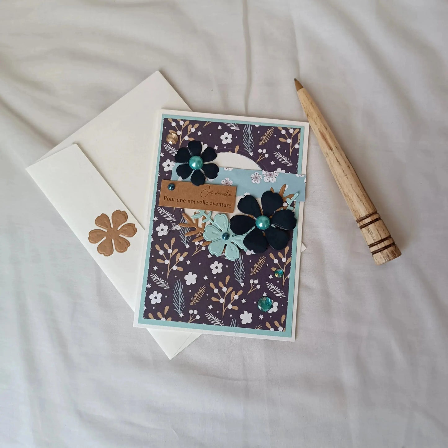 jolie carte départ collègue - carte départ retraite - carte départ collègue de travail - carte départ de l’Atelier de Lili la souris - bonne continuation carte départ - carte scrapbooking départ collègue - carte départ retraite femme - carte départ collègue femme bleue nuit - carte en route pour une nouvelle aventure