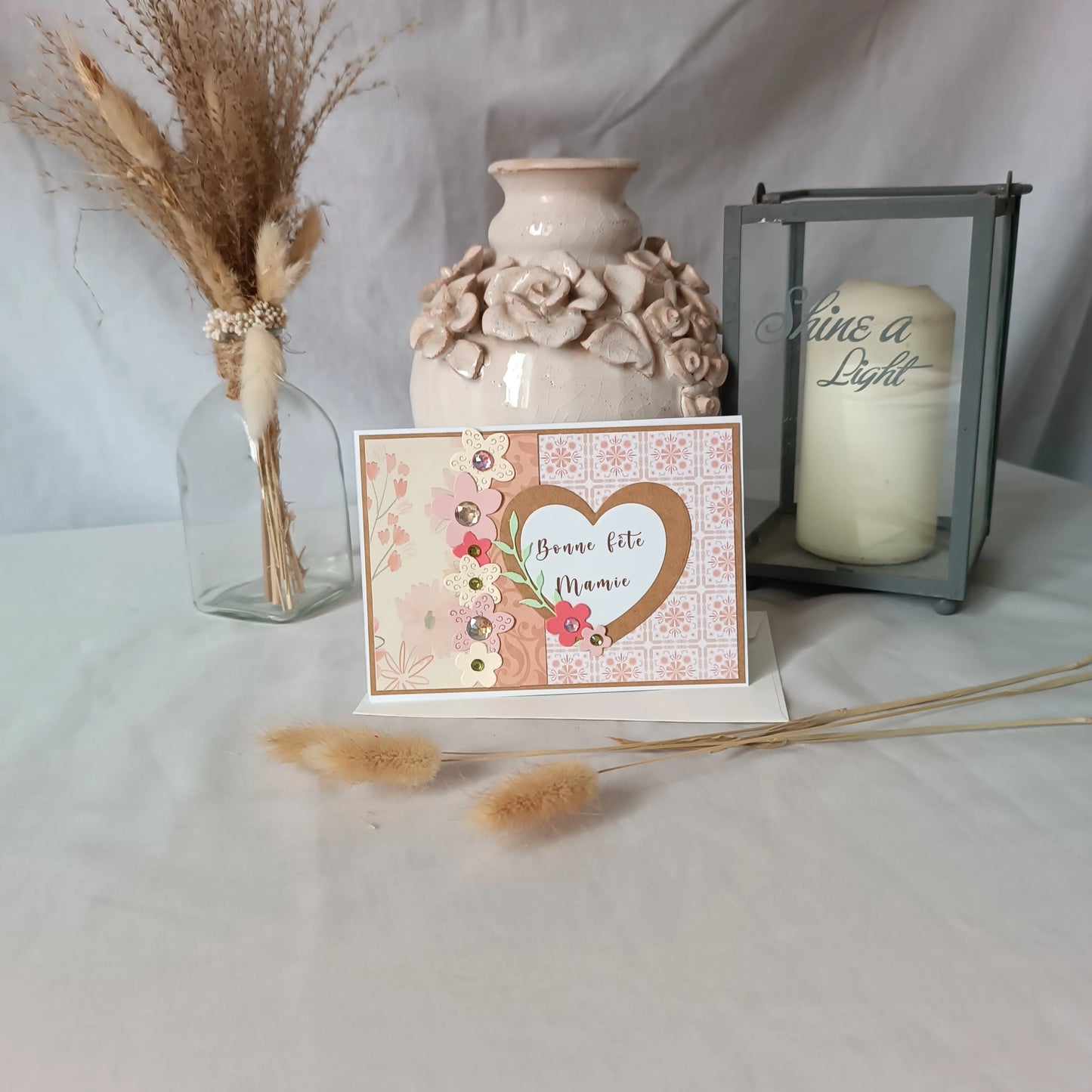 Carte Cœur Fleuri Abricot et Rose tenue en main pour montrer l'échelle