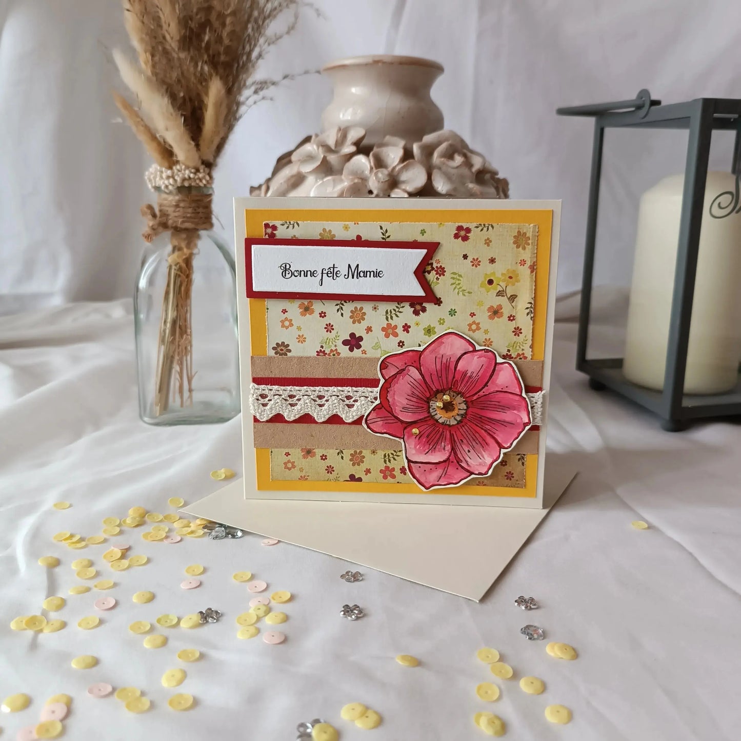 carte fête des Grands-Mères de l’Atelier de Lili la souris / carte bonne fête grand-mère / fête des grands-mères / bonne fête Mamie / jolie carte fête des Grands-Mères jaune et rouge / cadeau fête des grands-mères / carte fête des grands-mères / idée cadeau mamie / idée cadeau grands-mères / idée cadeau fête des grands-mères / cadeau pour mamie