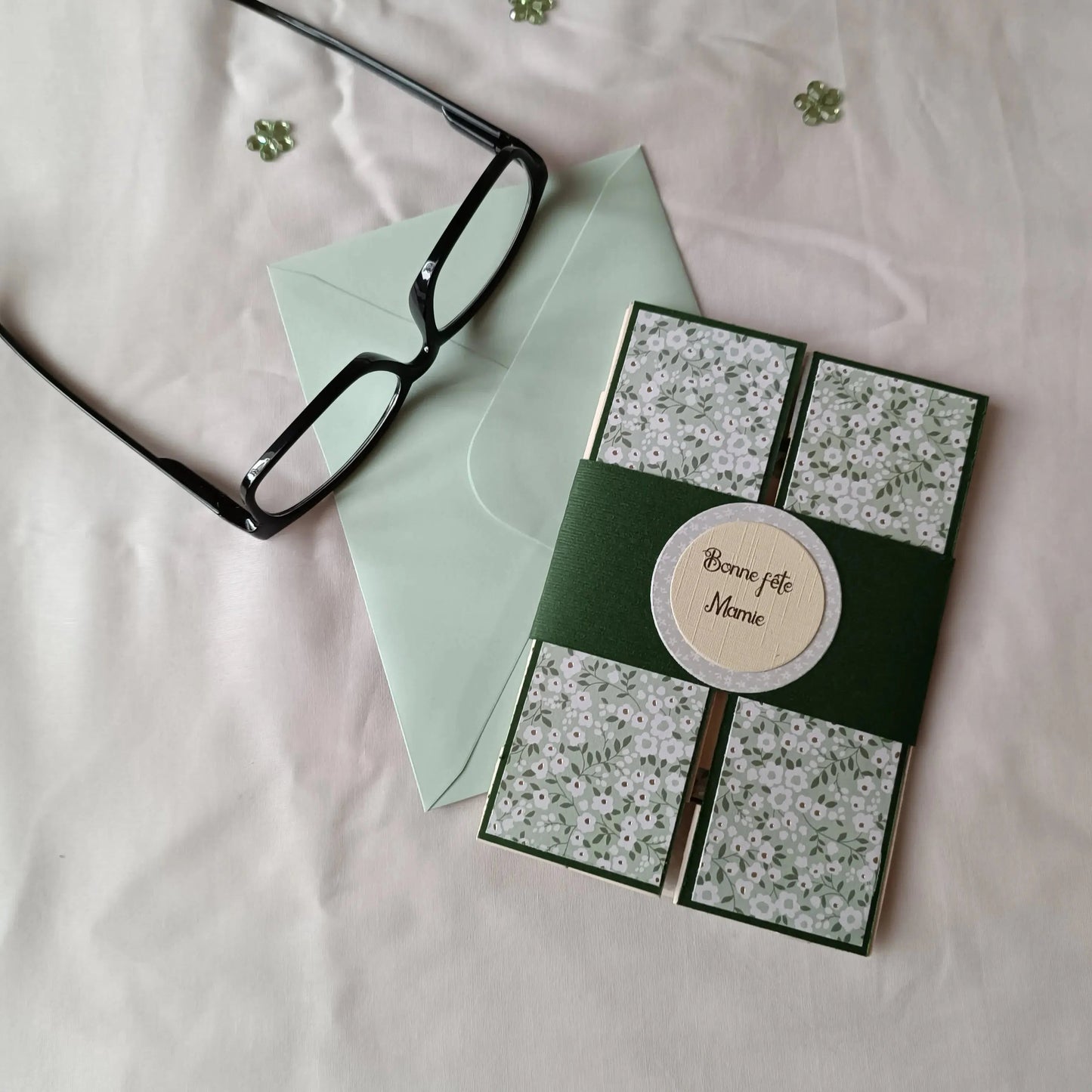 carte fête des Grands-Mères artisanale, carte fête des Grands-Mères fait main, carte fête des Grands-Mères originale, carte fête des Grands-Mères fleurie, carte pour Mamie, carte Bonne fête Mamie, carte fête des Grands-Mères avec cœur, carte fête des Grands-Mères scrapbooking, carte artisanale pour grand-mère, carte fête des Grands-Mères élégante, carte fête des Grands-Mères traditionnelle, idée carte fête des Grands-Mères originale, carte fête des Grands-Mères artisanale avec fleurs, carte fête des Grands-