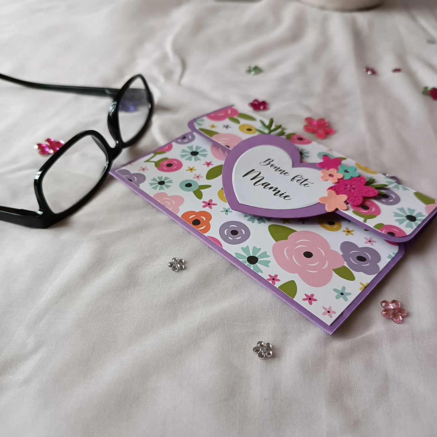 carte fête des Grands-Mères de l’Atelier de Lili la souris / carte bonne fête grand-mère / fête des grands-mères / carte pochette violette bonne fête Mamie / jolie carte fête des Grands-Mères jaune et rouge / cadeau fête des grands-mères / carte fête des grands-mères / idée cadeau mamie / idée cadeau grands-mères / idée cadeau fête des grands-mères / cadeau pour mamie