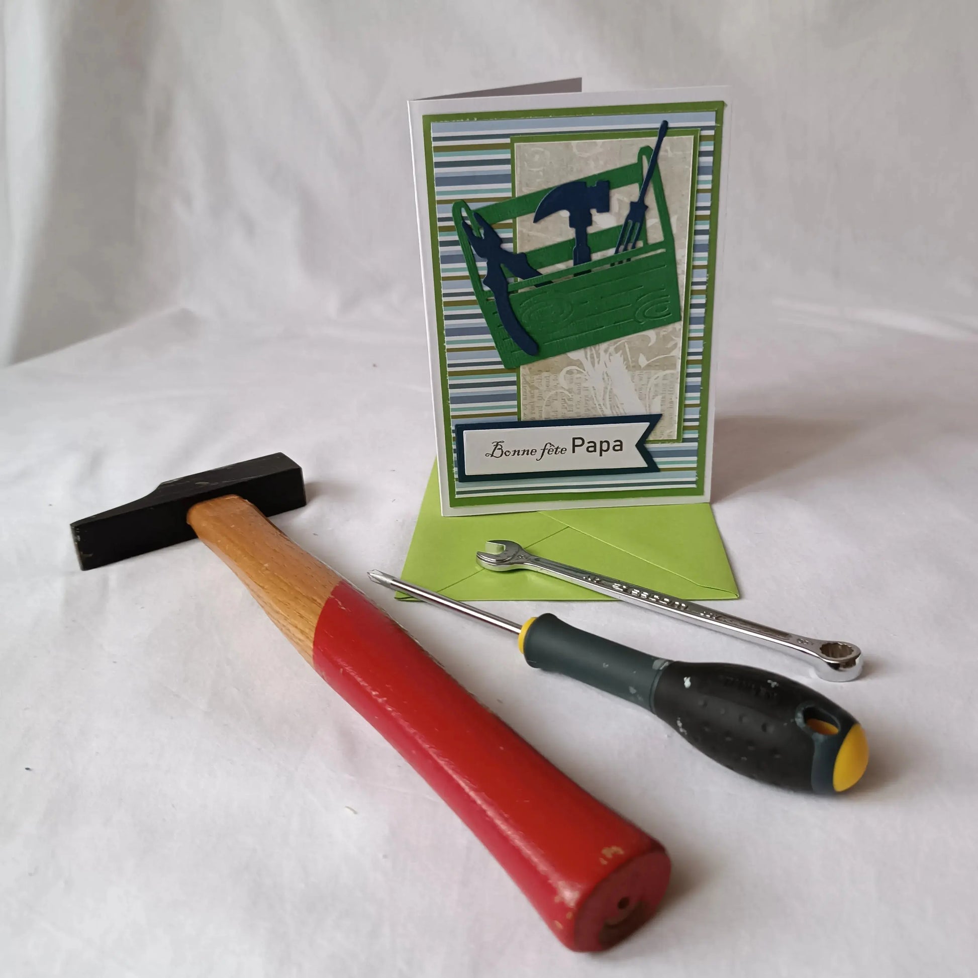Carte fête des Pères - Bonne fête Papa - caisse à outils - verte et bleue L'Atelier de Lili la souris
