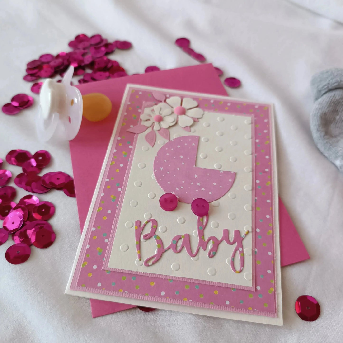 Carte de naissance fille rose et son landau de l’Atelier de Lili la souris - Félicitation naissance - carte de naissance fille - carte d’arrivée de bébé - jolie carte de naissance - félicitation pour la naissance - idée cadeau naissance - cadeau naissance - heureux parents - naissance bébé fille - naissance bébé - idée cadeau naissance fille