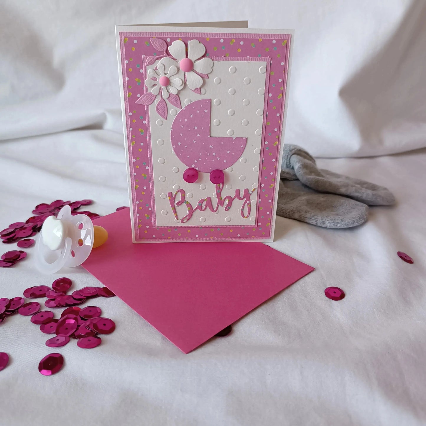 Carte de naissance fille rose et son landau de l’Atelier de Lili la souris - Félicitation naissance - carte de naissance fille - carte d’arrivée de bébé - jolie carte de naissance - félicitation pour la naissance - idée cadeau naissance - cadeau naissance - heureux parents - naissance bébé fille - naissance bébé - idée cadeau naissance fille