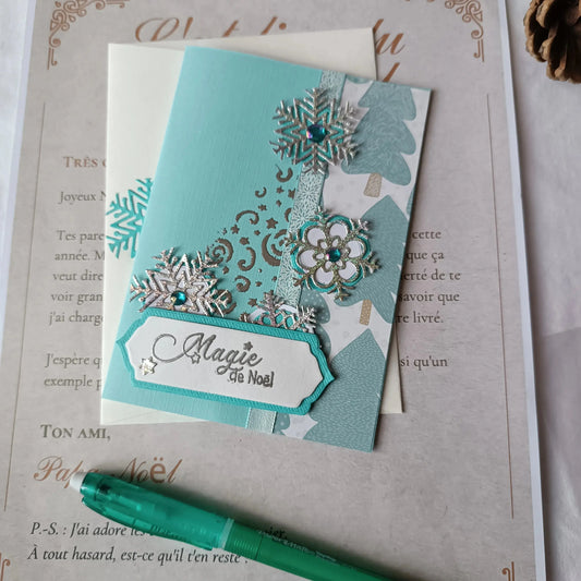 Carte de Noël bleu clair présentée avec son enveloppe