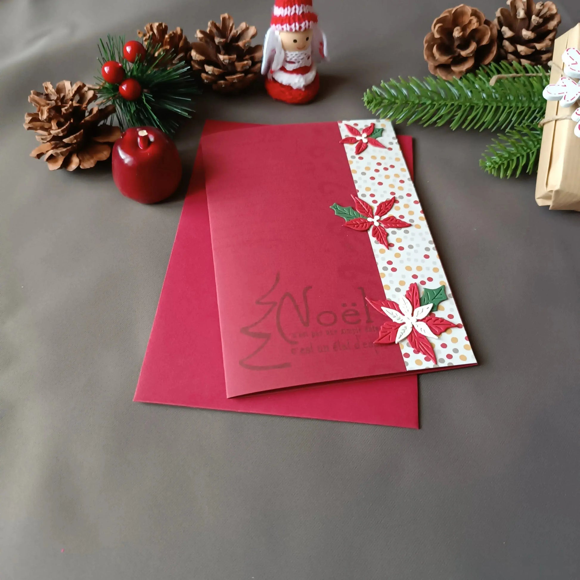 Carte noël bordeaux avec ses fleurs de Noël de L’Atelier de Lili la souris - Carte joyeux noël - carte de Noël - carte de vœux - idée cadeau noel - carte de vœux 2025 - noël 2025 - idée cadeau noël 2025 - idée cadeau femme noel 2025 - idée cadeau homme noel 2025 - cadeau noel 2025 - jolie carte de noel