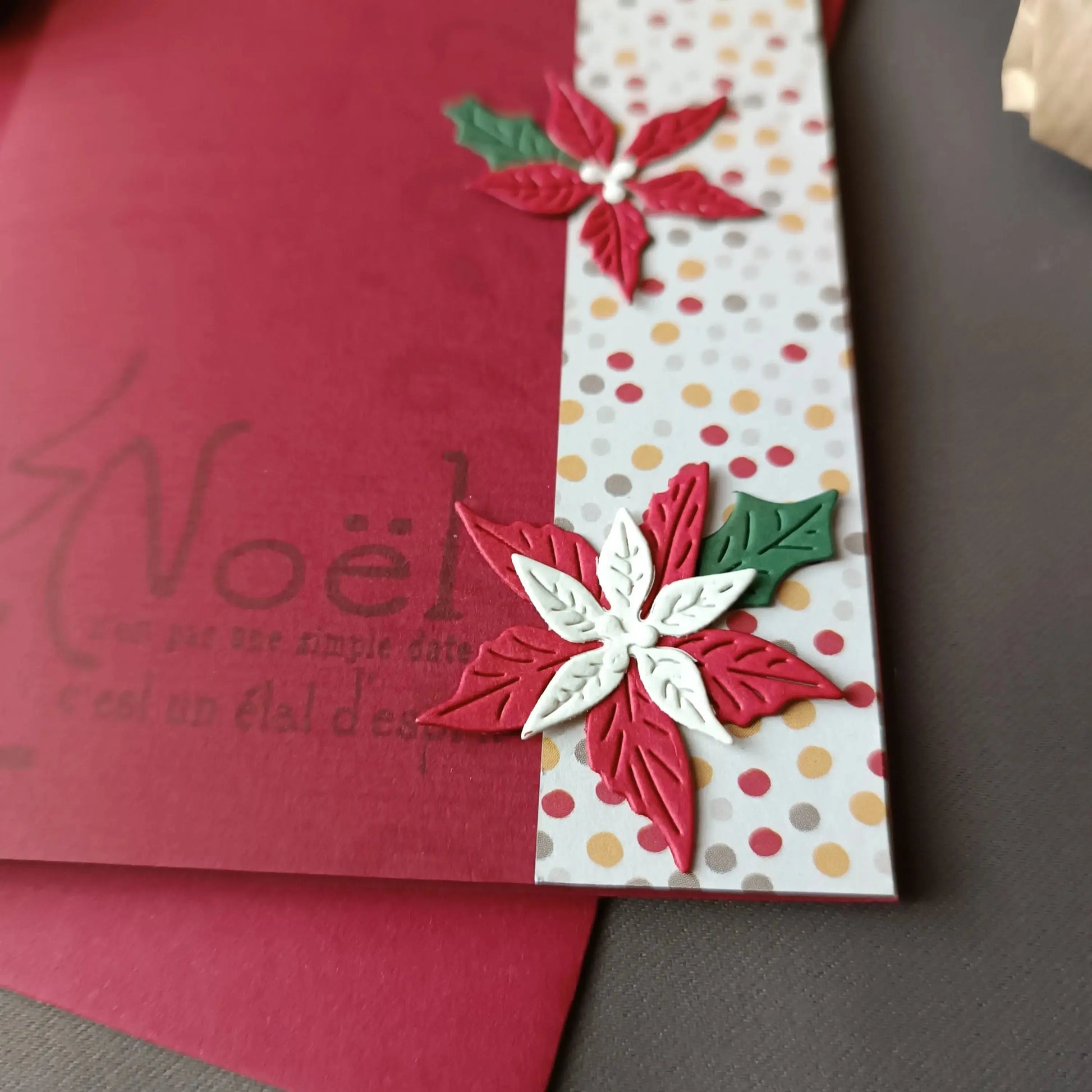 Carte noël bordeaux avec ses fleurs de Noël de L’Atelier de Lili la souris - Carte joyeux noël - carte de Noël - carte de vœux - idée cadeau noel - carte de vœux 2025 - noël 2025 - idée cadeau noël 2025 - idée cadeau femme noel 2025 - idée cadeau homme noel 2025 - cadeau noel 2025 - jolie carte de noel