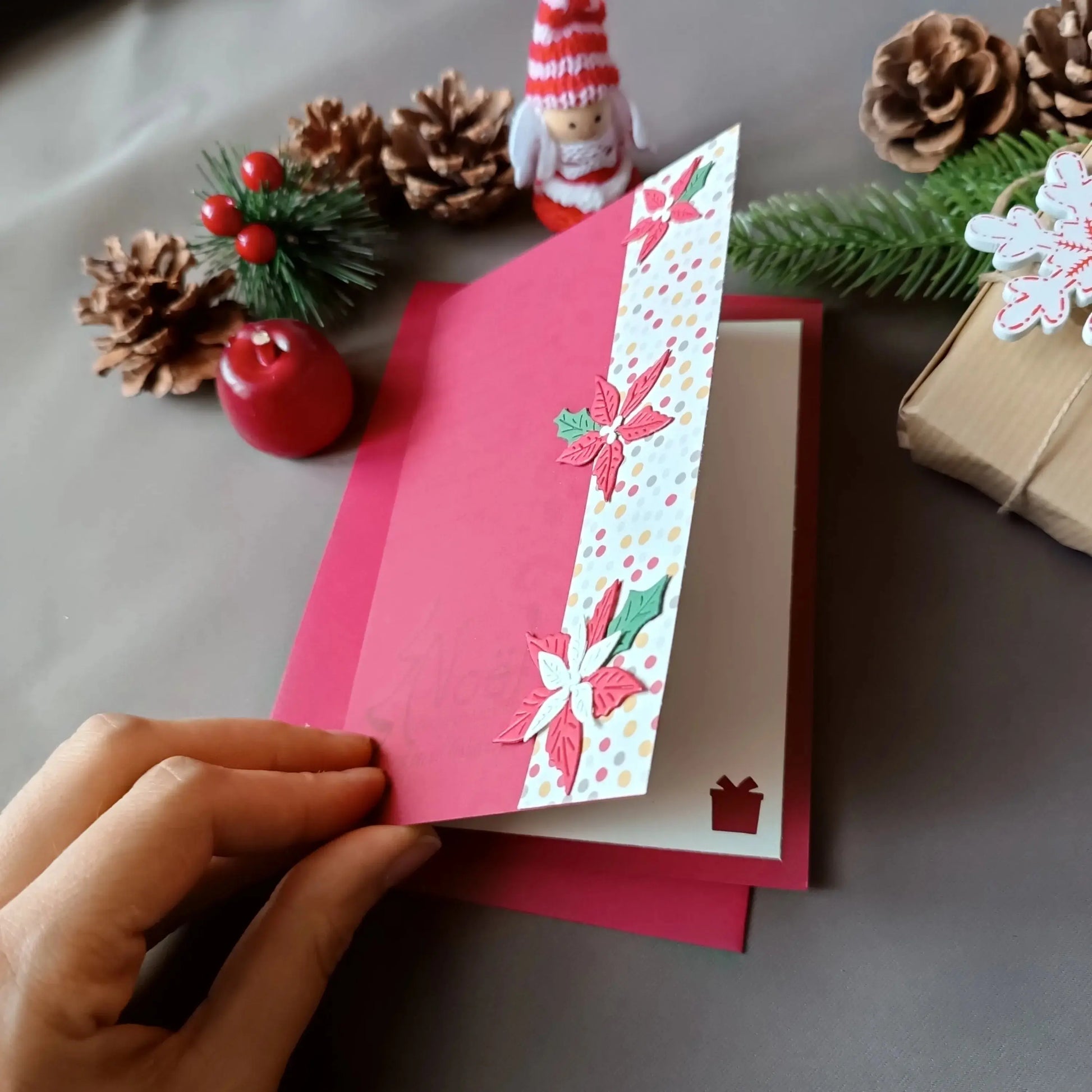 Carte noël bordeaux avec ses fleurs de Noël de L’Atelier de Lili la souris - Carte joyeux noël - carte de Noël - carte de vœux - idée cadeau noel - carte de vœux 2025 - noël 2025 - idée cadeau noël 2025 - idée cadeau femme noel 2025 - idée cadeau homme noel 2025 - cadeau noel 2025 - jolie carte de noel