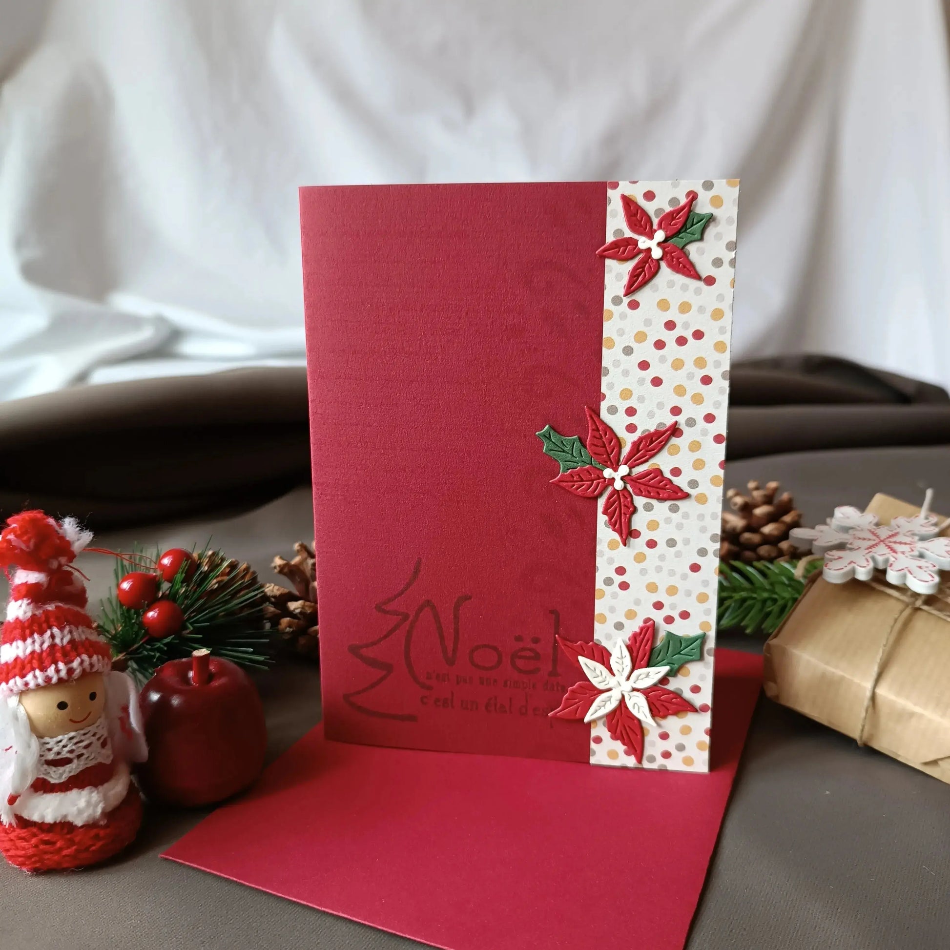 Carte noël bordeaux avec ses fleurs de Noël de L’Atelier de Lili la souris - Carte joyeux noël - carte de Noël - carte de vœux - idée cadeau noel - carte de vœux 2025 - noël 2025 - idée cadeau noël 2025 - idée cadeau femme noel 2025 - idée cadeau homme noel 2025 - cadeau noel 2025 - jolie carte de noel