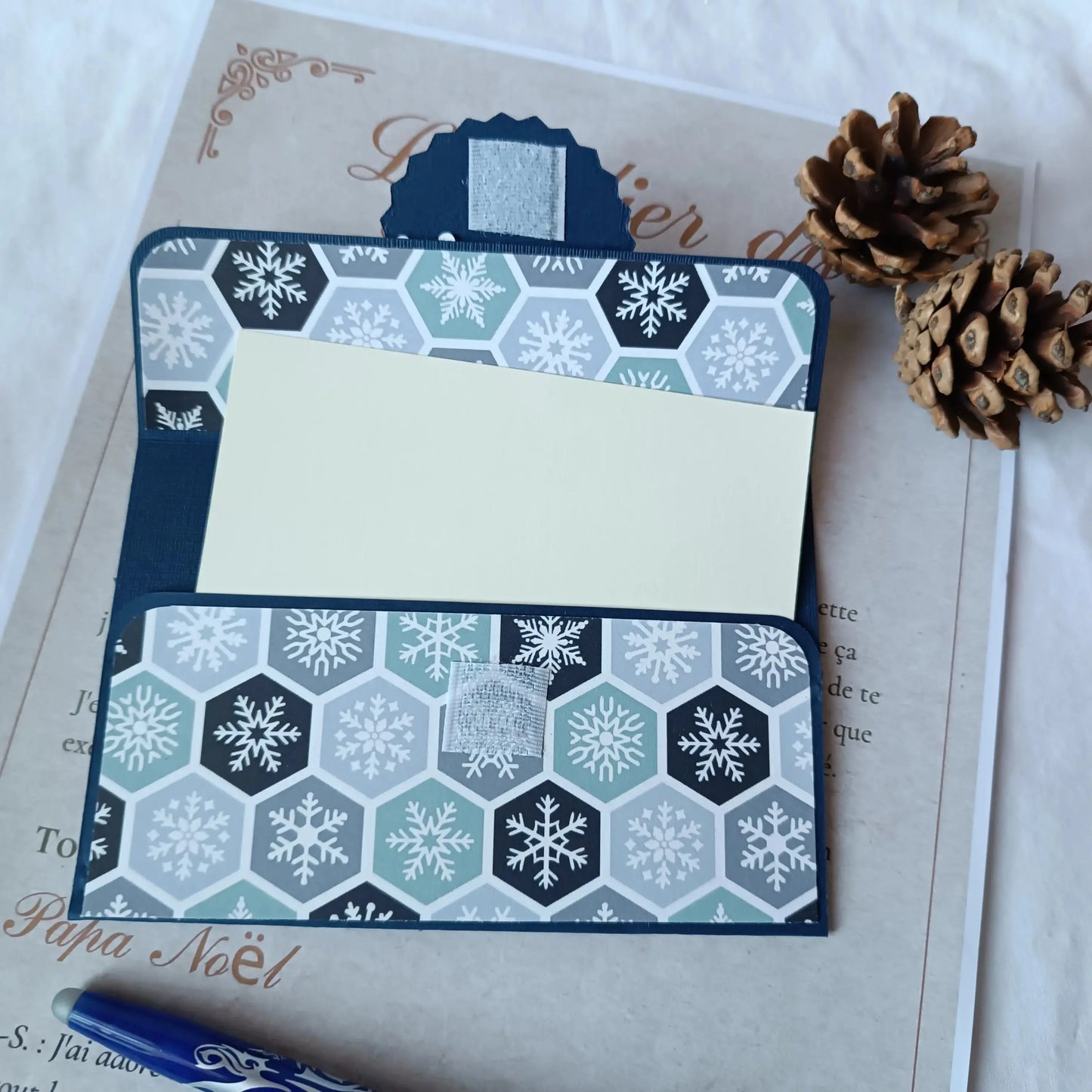 pochette carte-cadeau de noel - carte de voeux 2025 - idée cadeau noël - noël 2025 - cadeau noël 2025 - carte de noël -pochette carte-cadeau de noël bleu marine de L’Atelier de Lili la souris