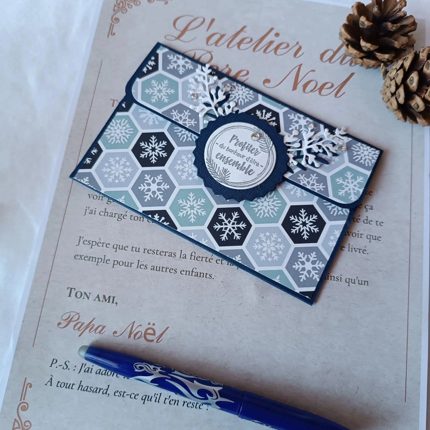 pochette carte-cadeau de noel - carte de voeux 2025 - idée cadeau noël - noël 2025 - cadeau noël 2025 - carte de noël -pochette carte-cadeau de noël bleu marine de L’Atelier de Lili la souris
